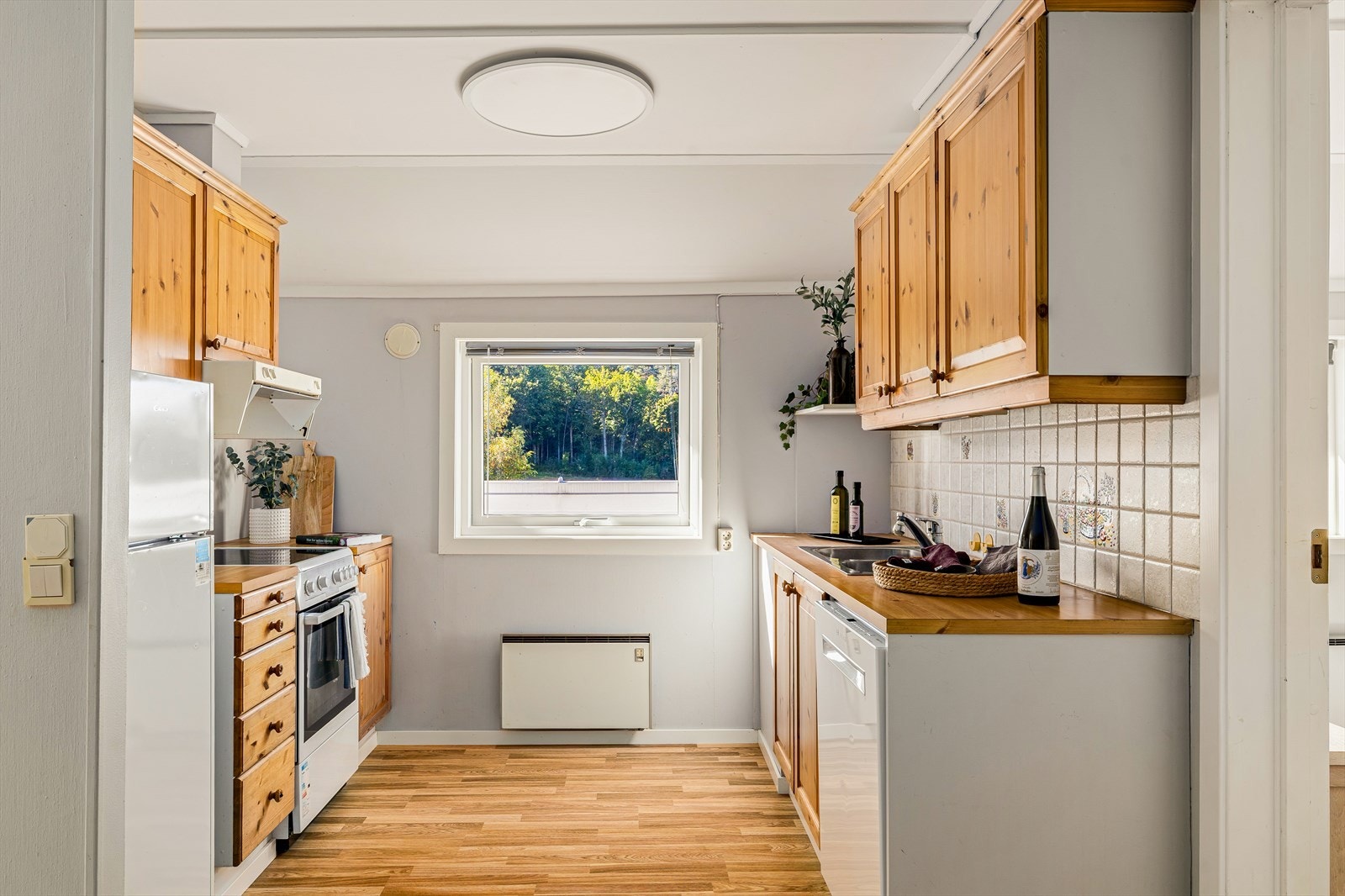 Enkel kjøkkeninnredning og mye naturlig lys inn Galleribilde