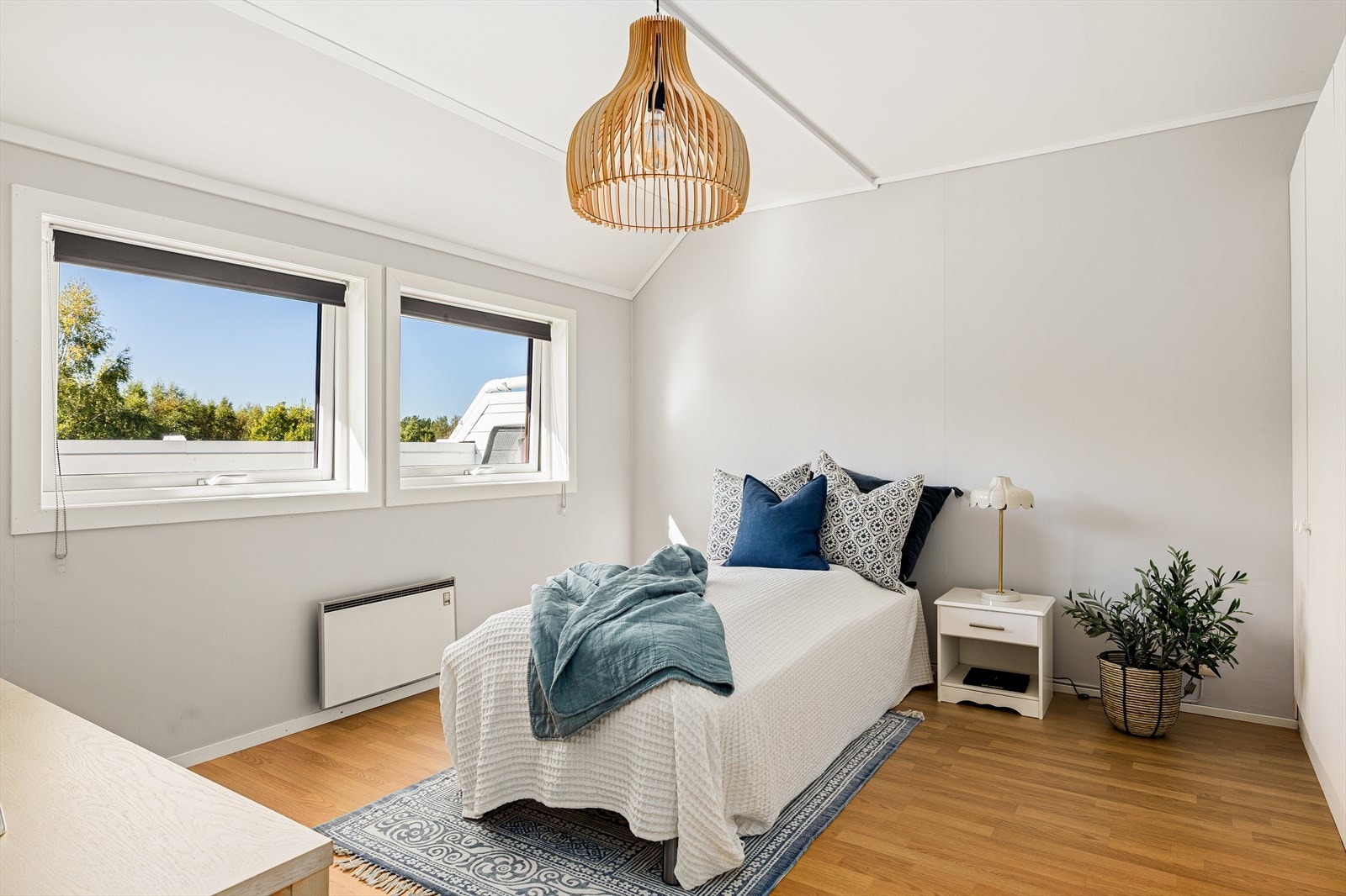 Romslig hovedsoverom med plass til dobbeltseng. Galleribilde