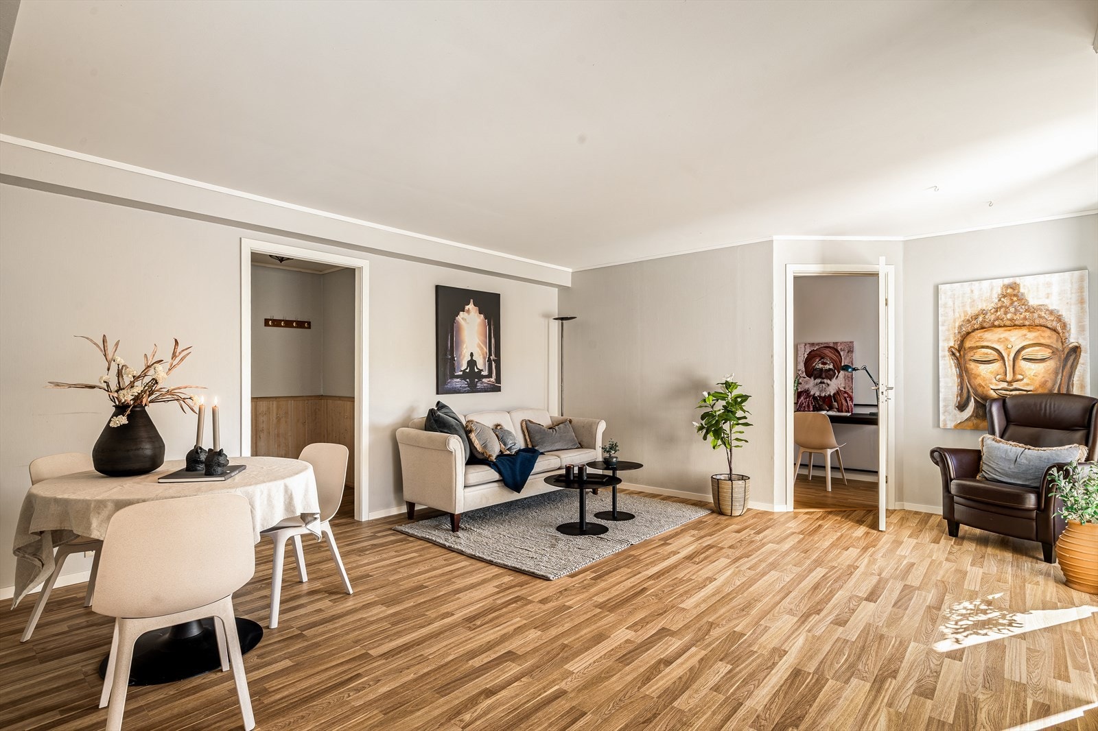 Stuen har plass til spisegruppe og sittegruppe Galleribilde