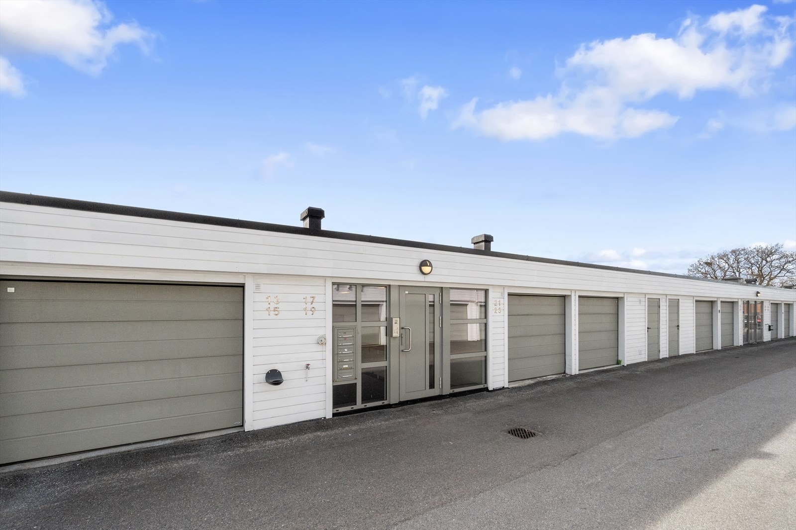 Inngangsparti, og garasjer. Galleribilde