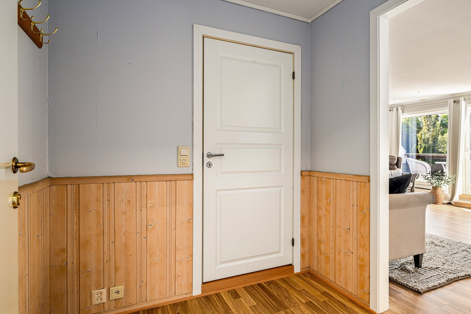 Entré med videre adkomst til bad, og inn i stuen. Galleribilde