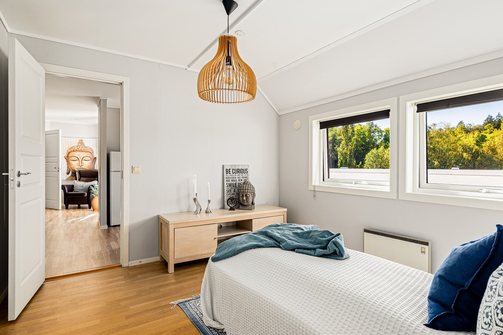 God plass til kommode i rommet Galleribilde