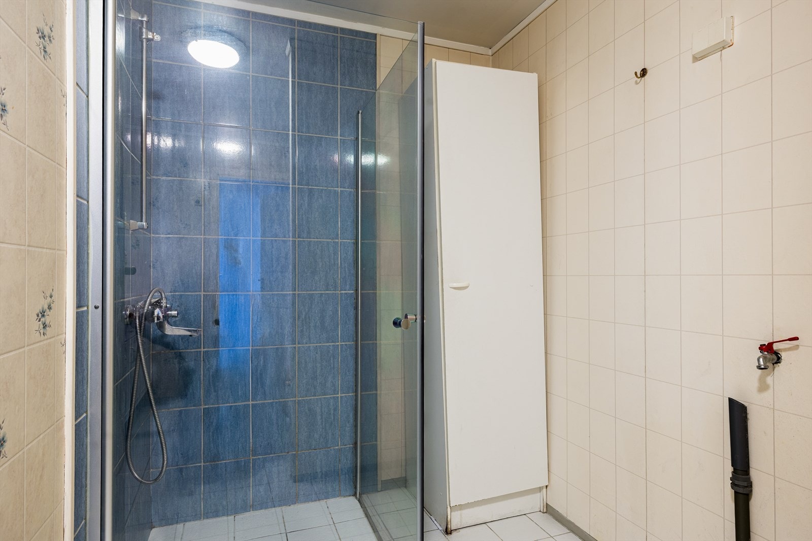 Badet har også dusjkabinett og ekstra skap for oppbevaring. Opplegg for vaskemaskin. Galleribilde