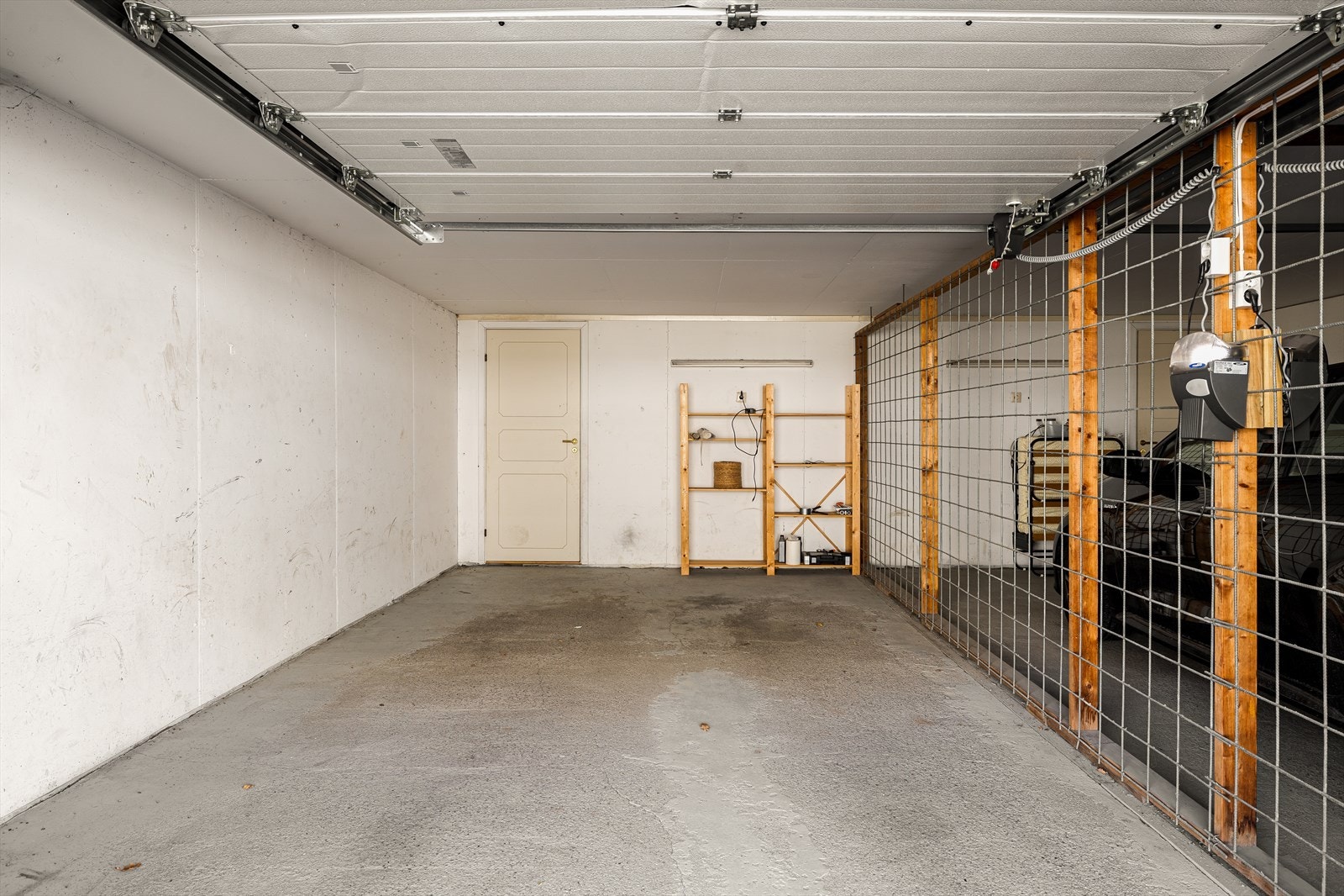 Innvendig i garasjen - liten bodplass bak dør Galleribilde