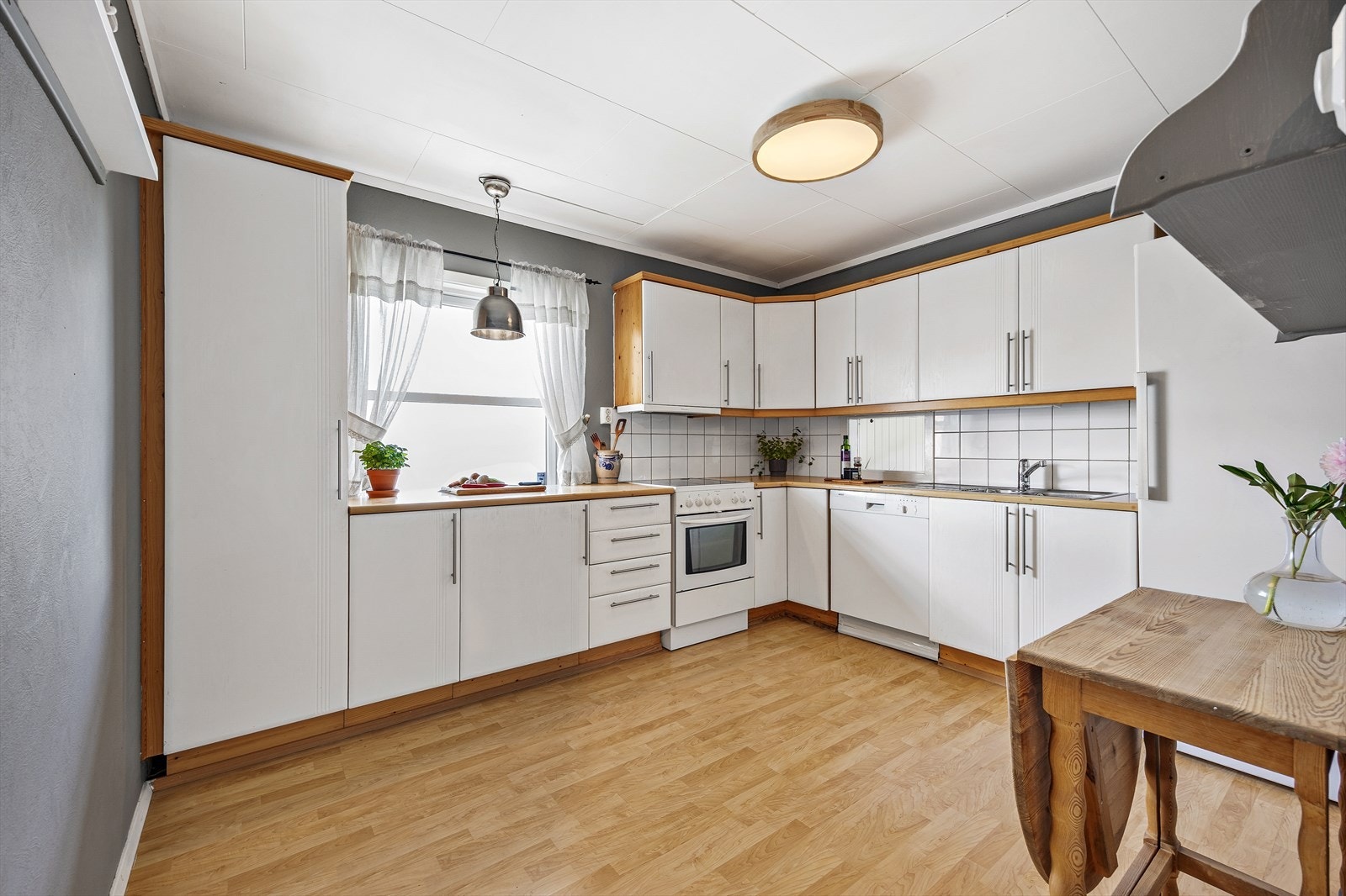 En fin enebolig i borettslag over to plan i populært og barnevennlig område. Galleribilde