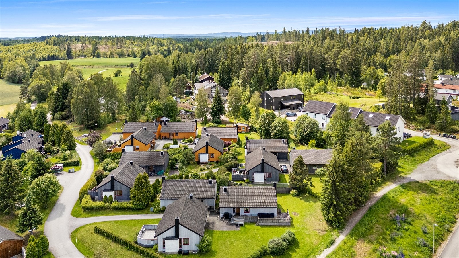 Familievennlig og rolig beliggenhet på Råholt med grønne omgivelser og kort vei til skoler, barnehager og Tærudrunden. Galleribilde