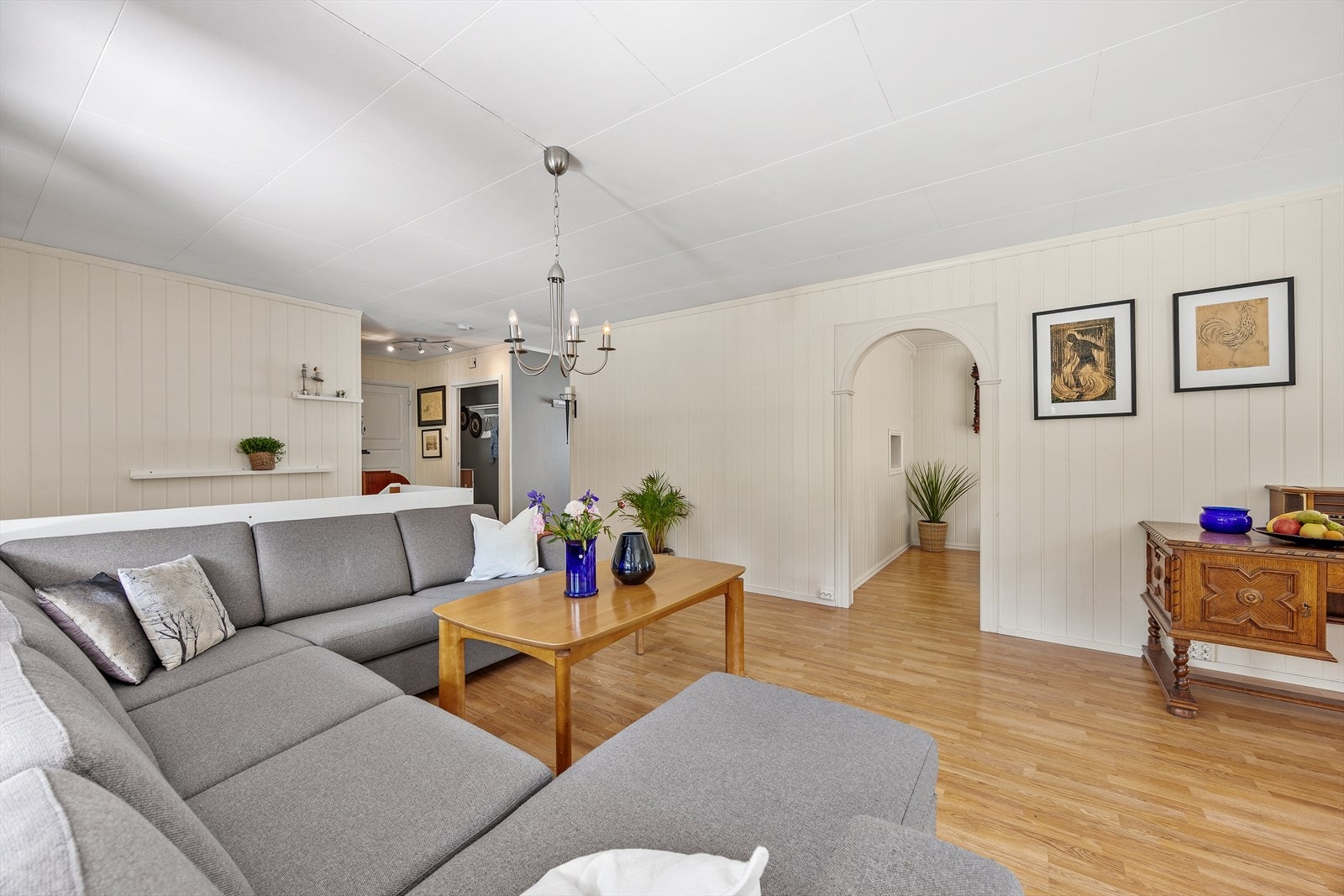 Stuen har gjennomgående parkett og åpne flater, perfekt for fleksibel innredning. Galleribilde