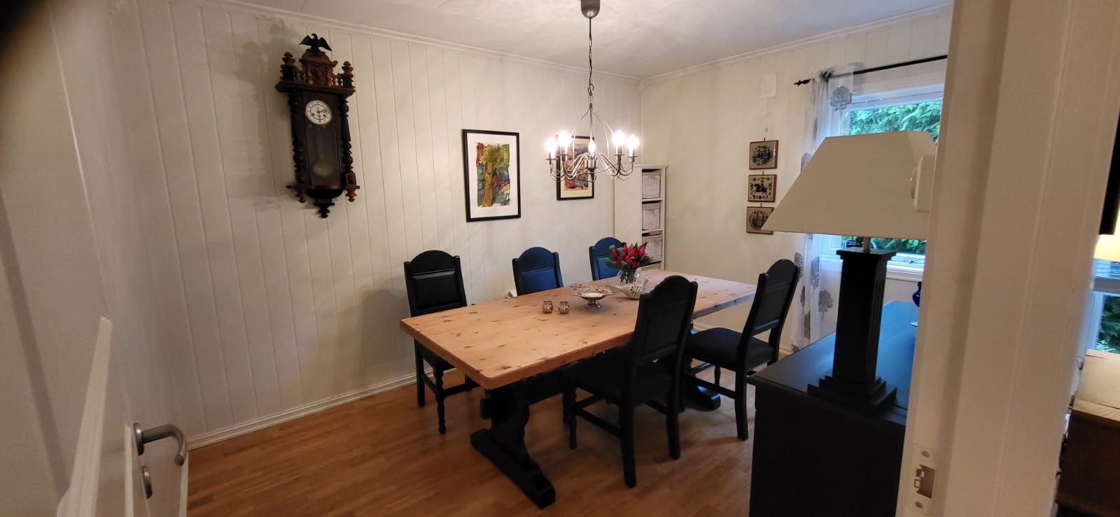 Selger har i dag tilbakestilt spisestuen til soverom. Galleribilde