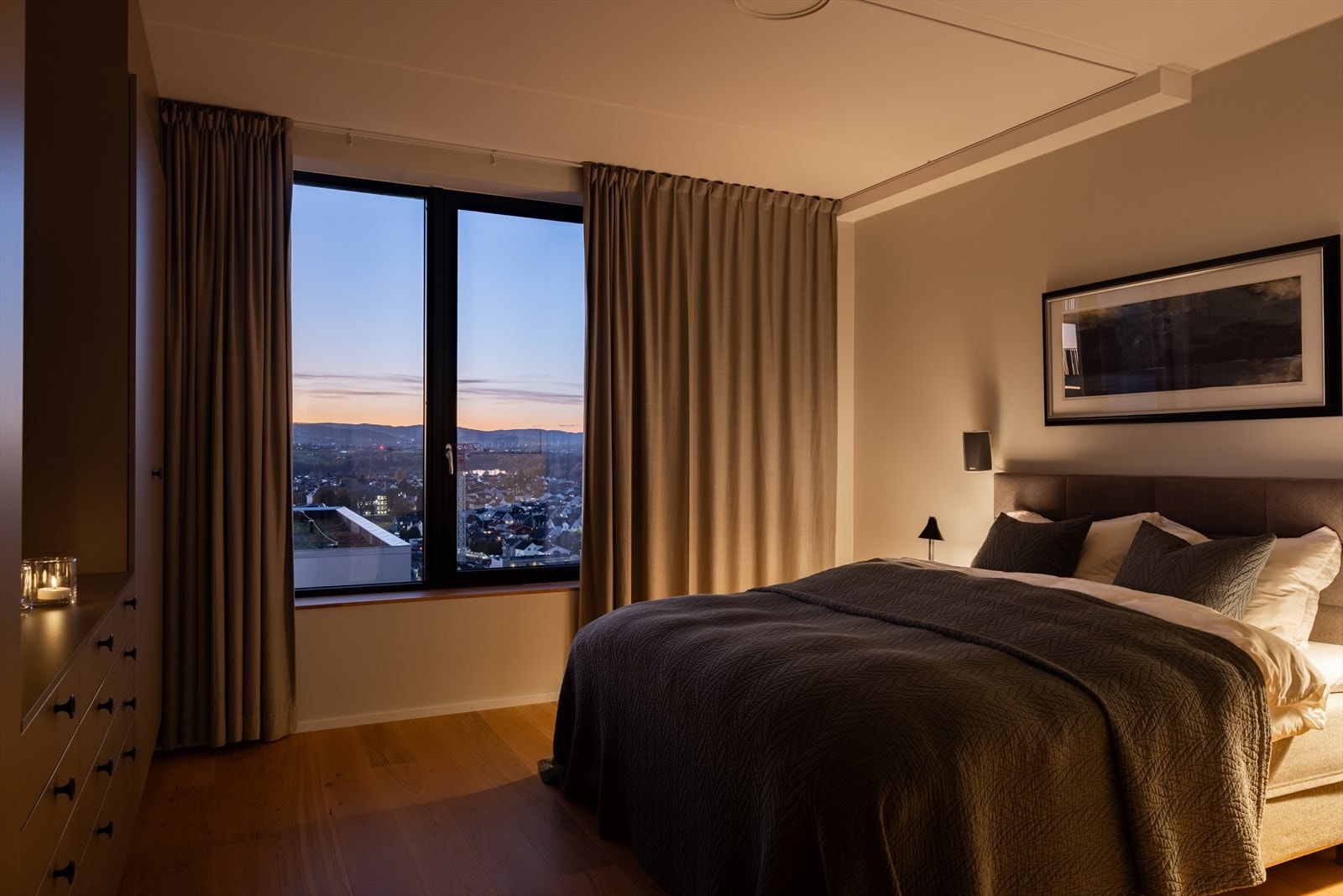 Kveldsstemning på hovedsoverommet. Galleribilde