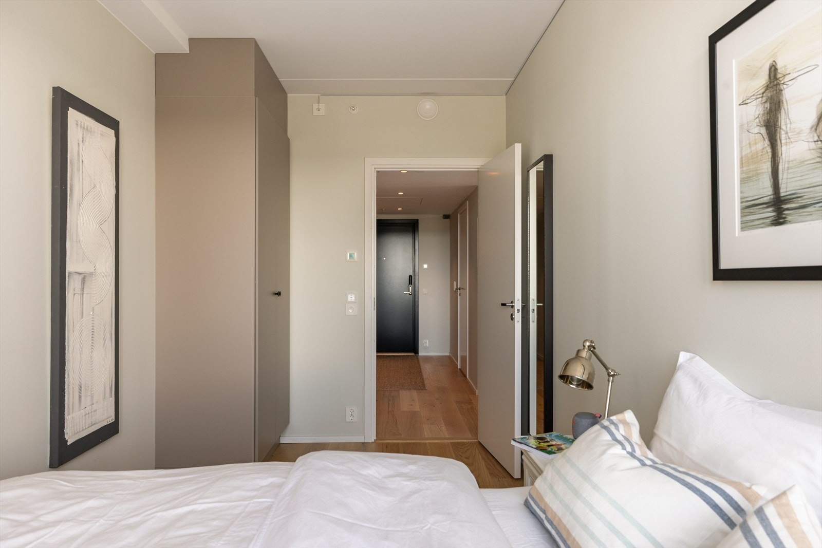 Følger med garderobeskap. Galleribilde