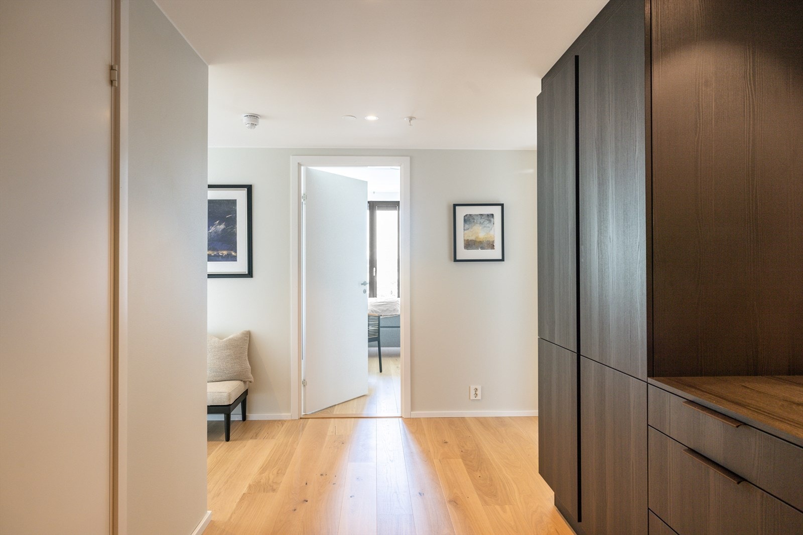 Innbydende entré med stor garderobeløsning og glatte dører. Galleribilde