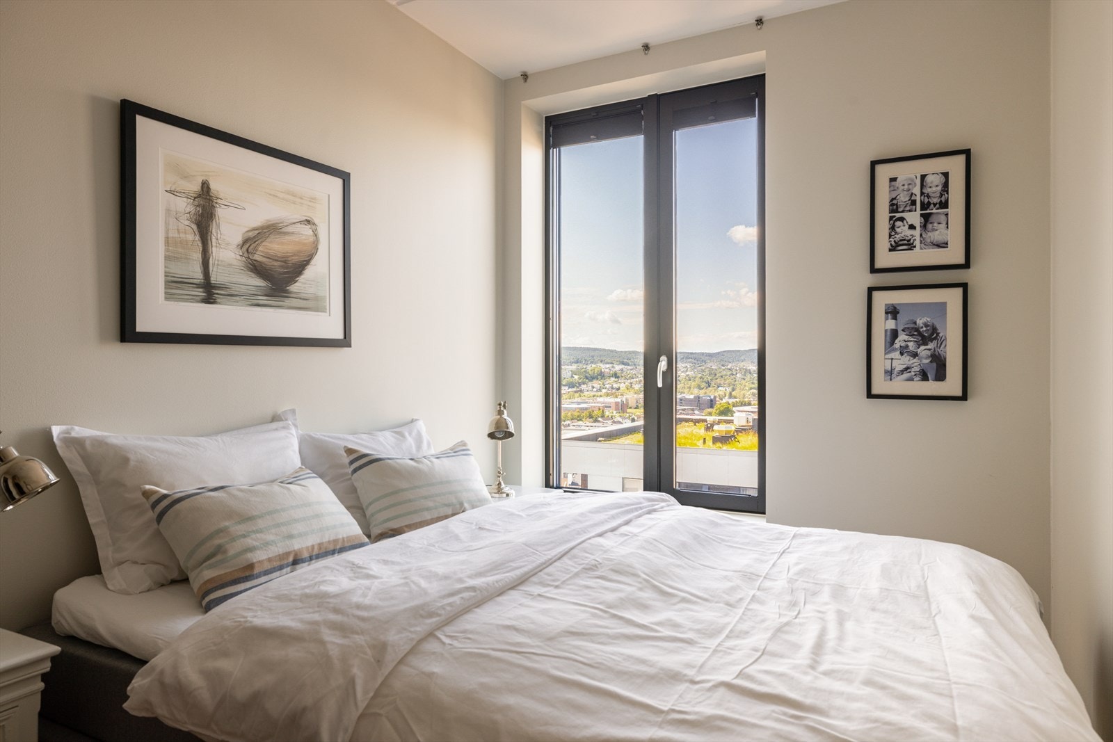 God plass til tilhørende nattbord. Galleribilde