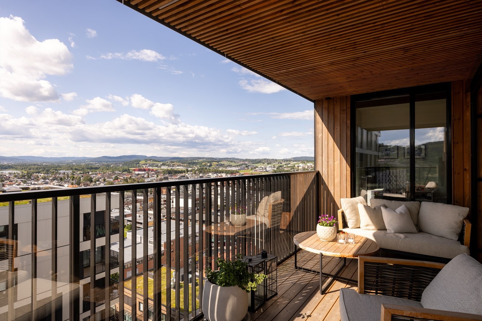 Dette er en utsøkt 4-roms leilighet med sjeldent god utsikt, en romslig vestvendt balkong med gode solforhold, gjennomtenkt planløsning og garasjeplass i lukket anlegg. Galleribilde