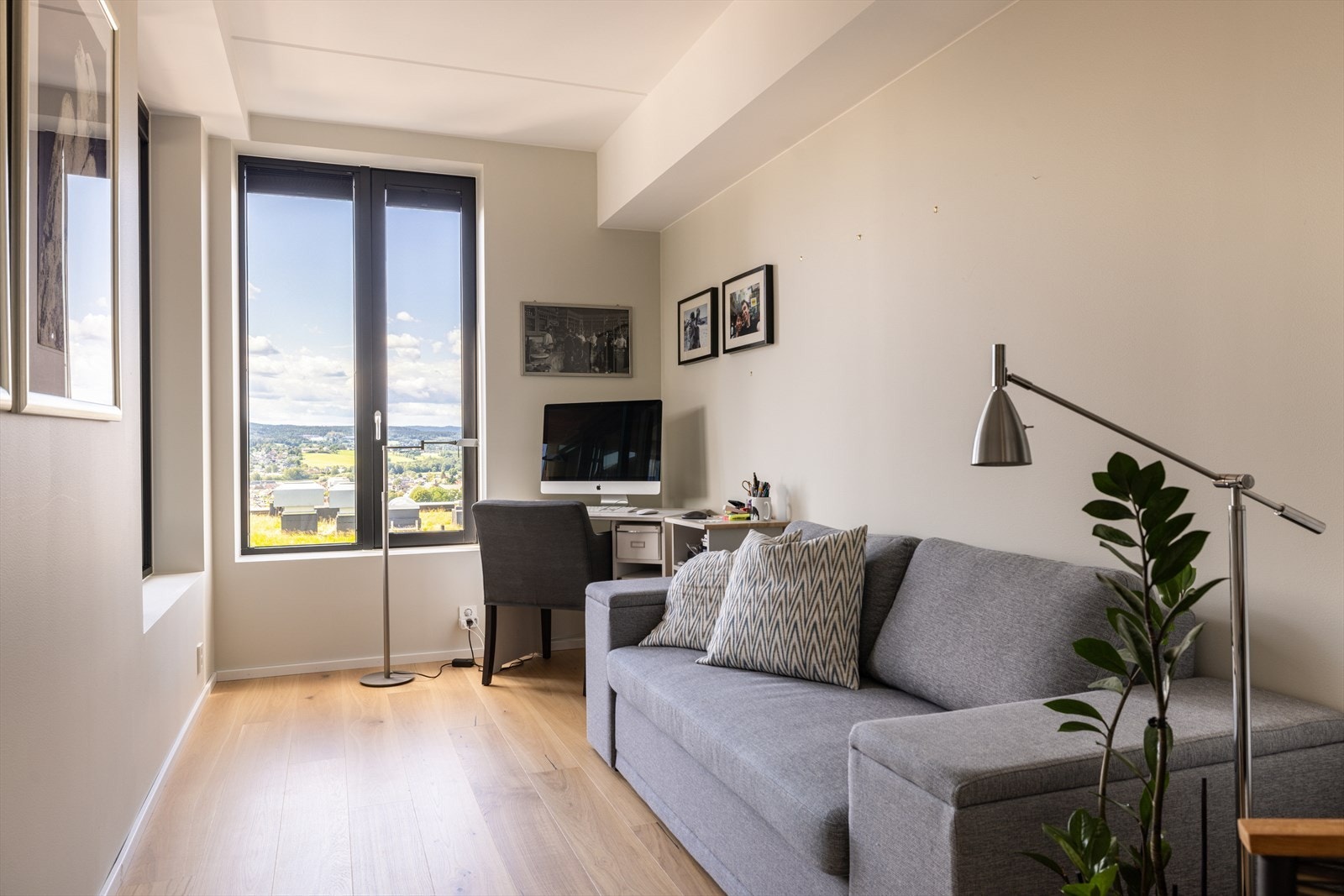 Soverom III oppleves luftig med store vindusflater og god takhøyde. Galleribilde