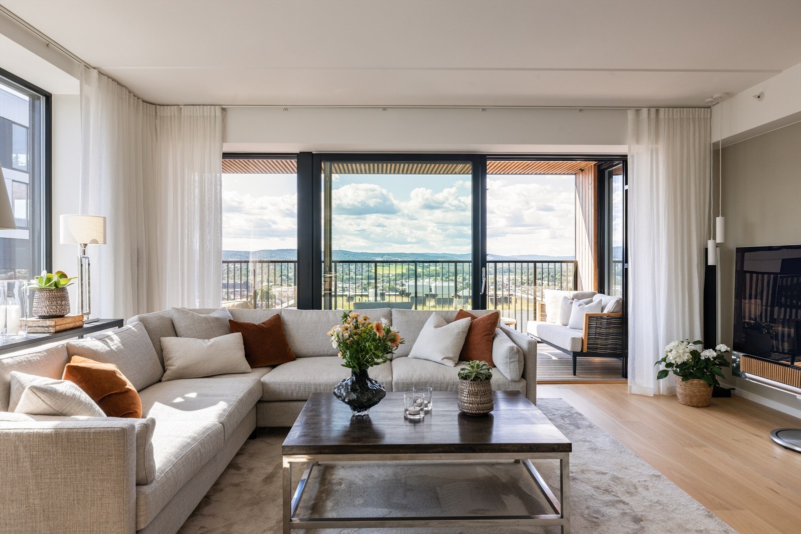 Bo høyt og fritt i 17. etasje med enestående utsikt! Galleribilde