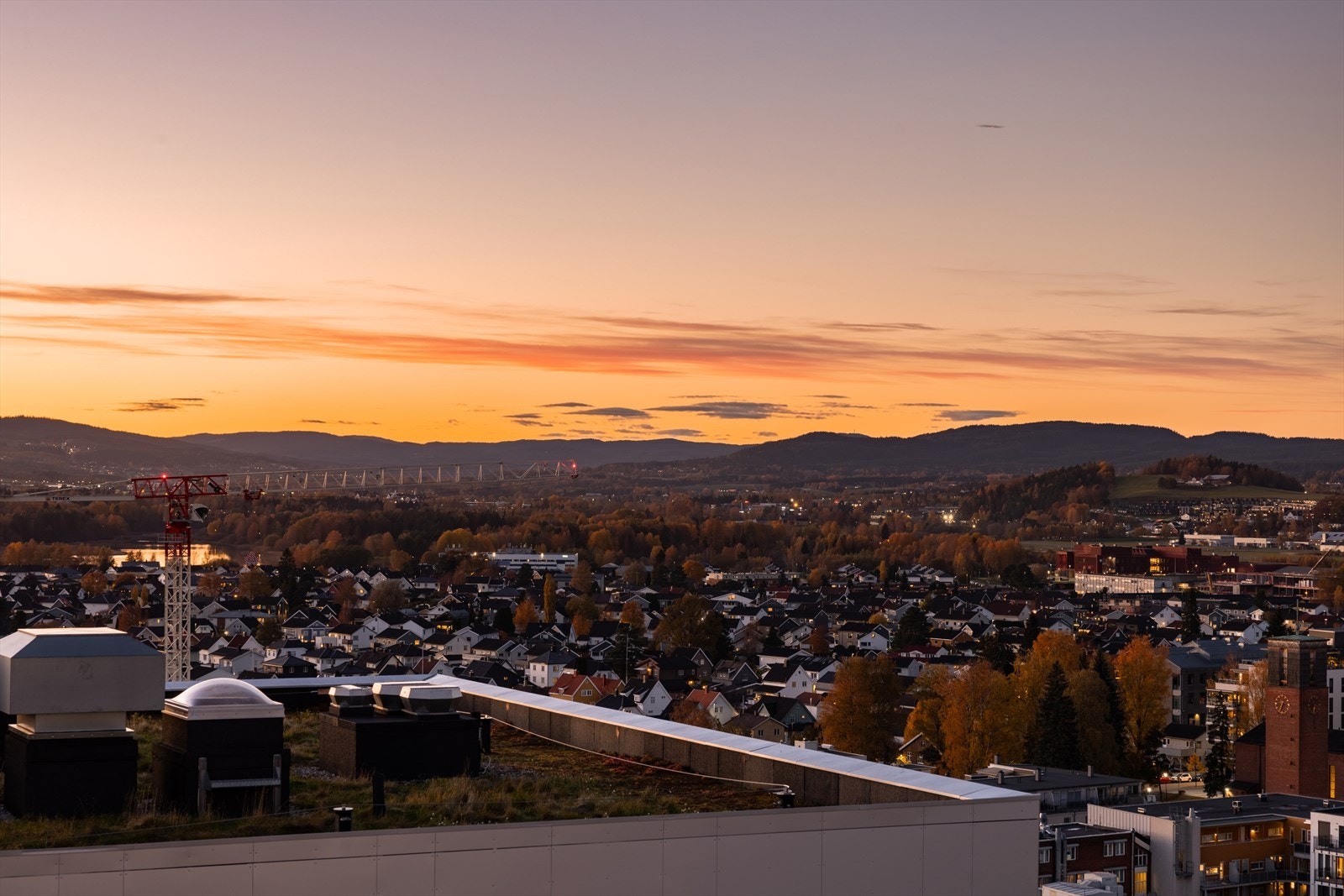 Utsikten strekker seg fra byen til åsene i det fjerne. Galleribilde