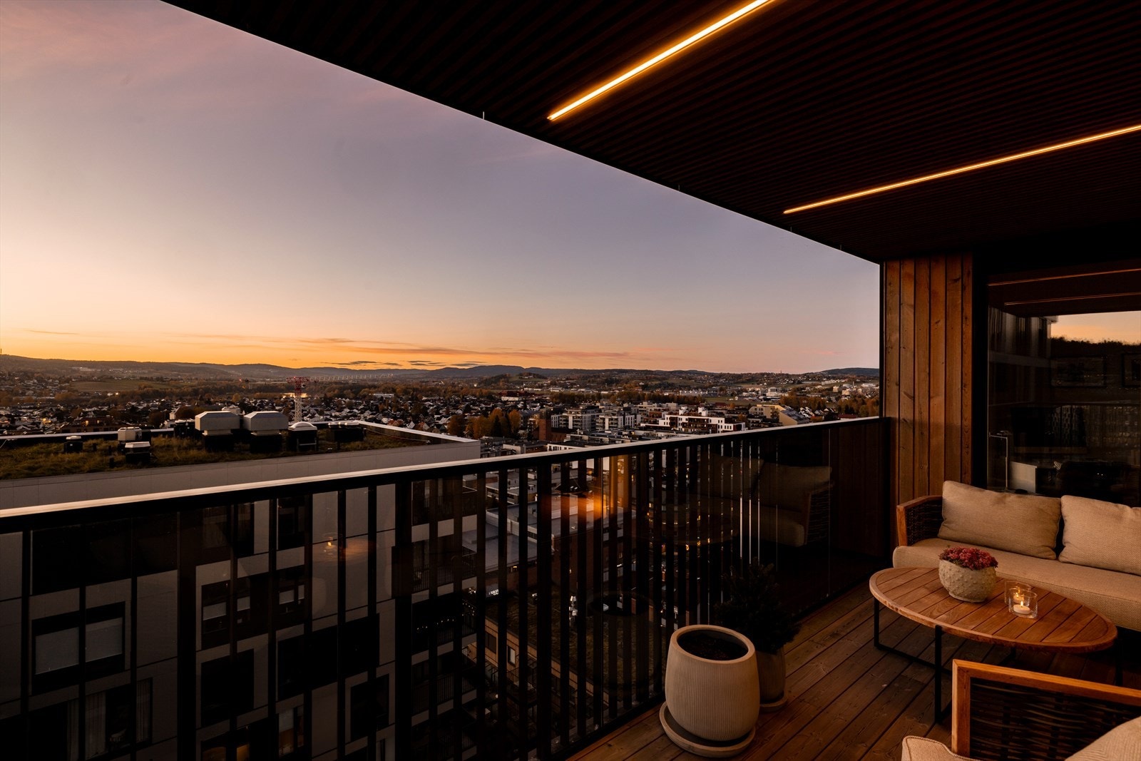 Milad Alexander Sabori v/Emera Eiendomsmegling ønsker velkommen til Sørumsgata 7. Galleribilde