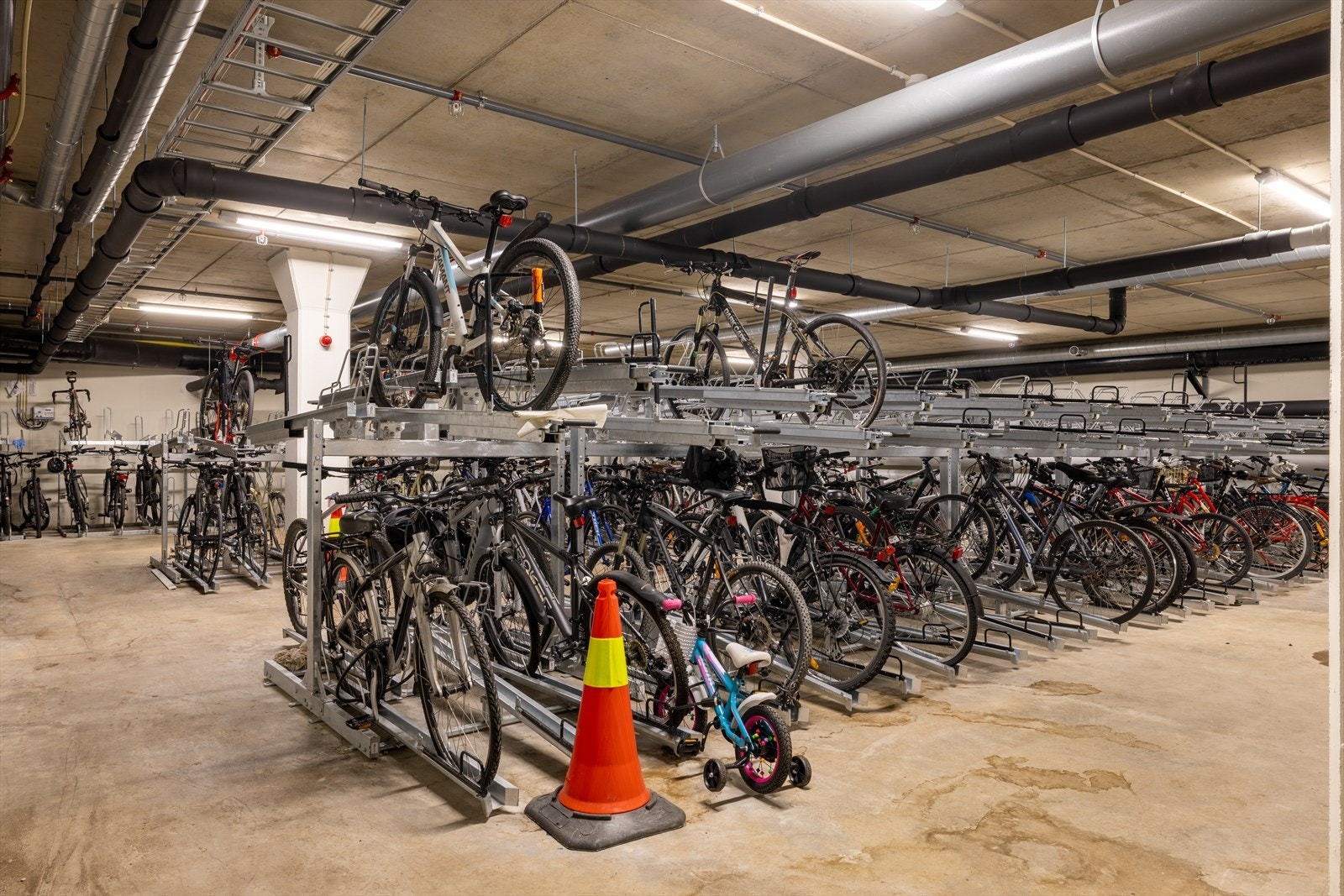 Boligkomplekset har innendørs, låste sykkelparkeringer. Galleribilde