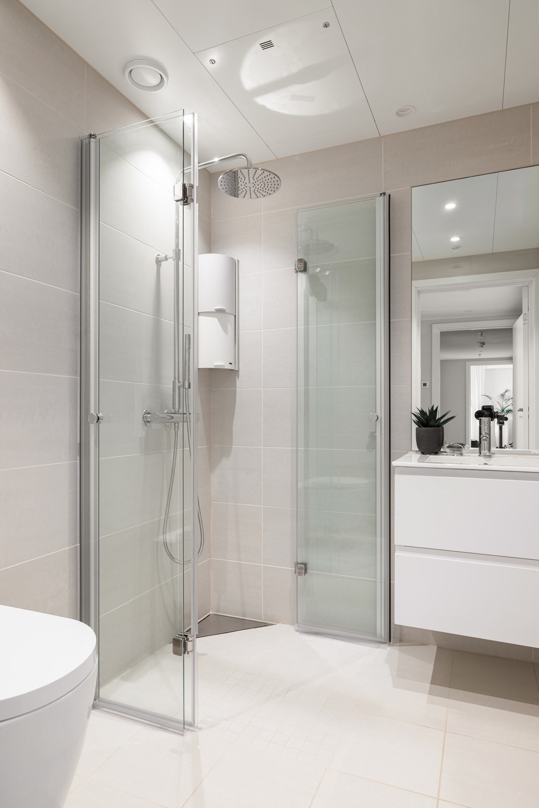 Lekkert bad med tilknytning til hovedsoverom. Galleribilde