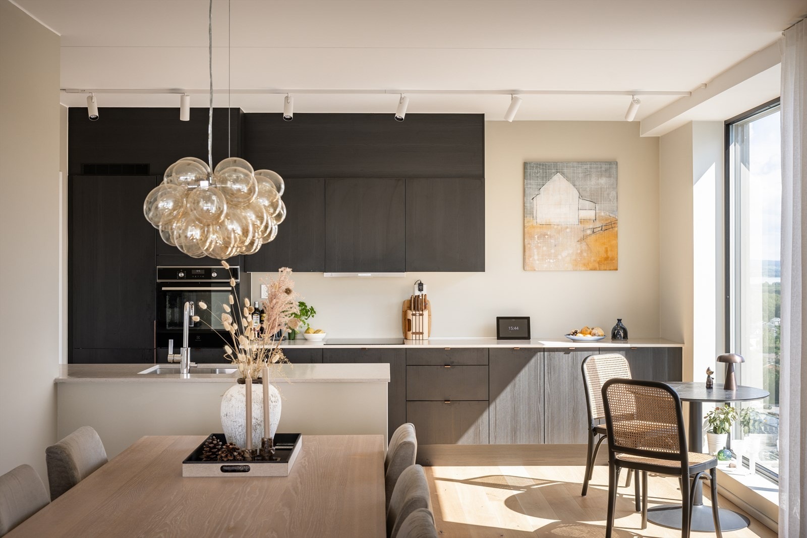 Det er en åpen løsning mellom stue og kjøkken. Galleribilde