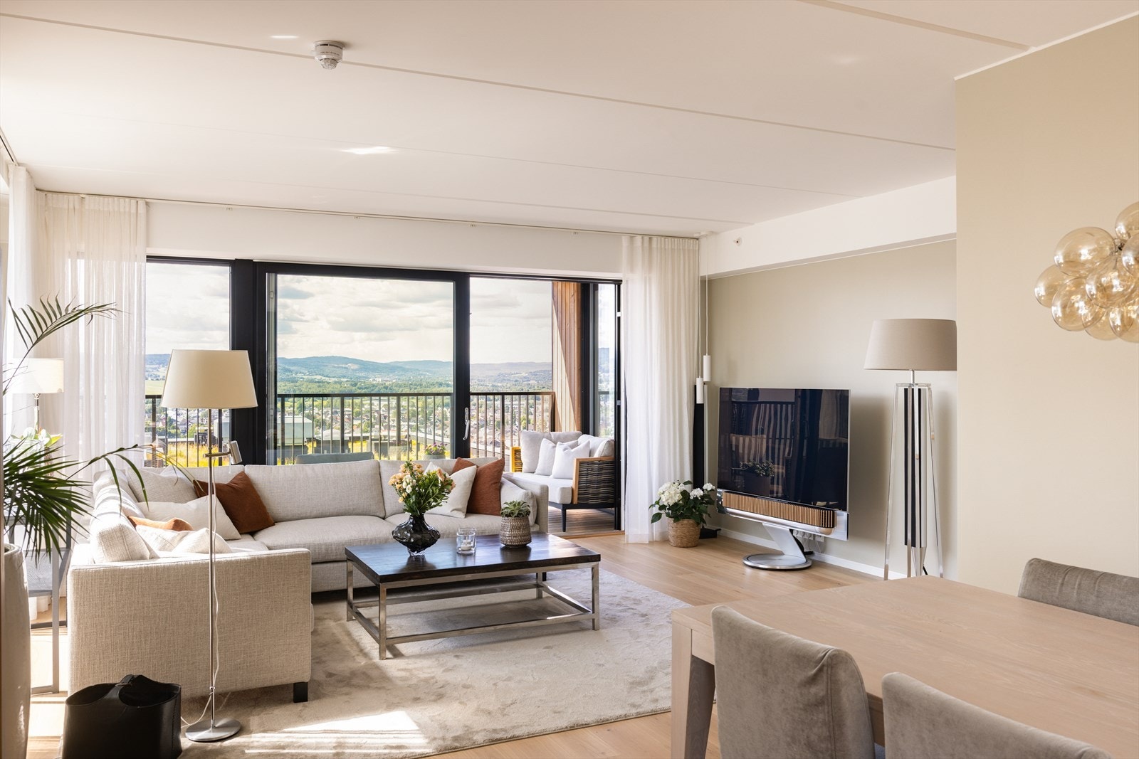 Bygget stod ferdig i 2022 og har svært god standard, så her kan du flytte rett inn! Galleribilde