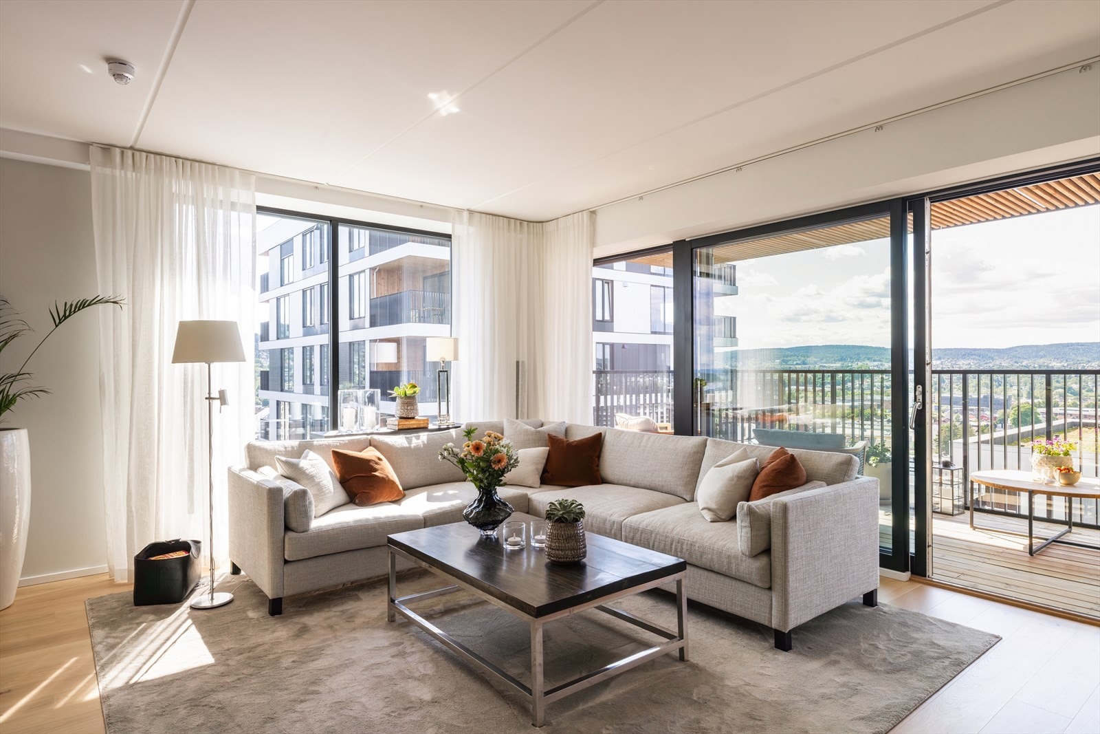 Leiligheten ligger høyt og fritt, og har en lys og luftig stue med store vindusflater fra gulv til tak som slipper inn rikelig med naturlig lys. Galleribilde