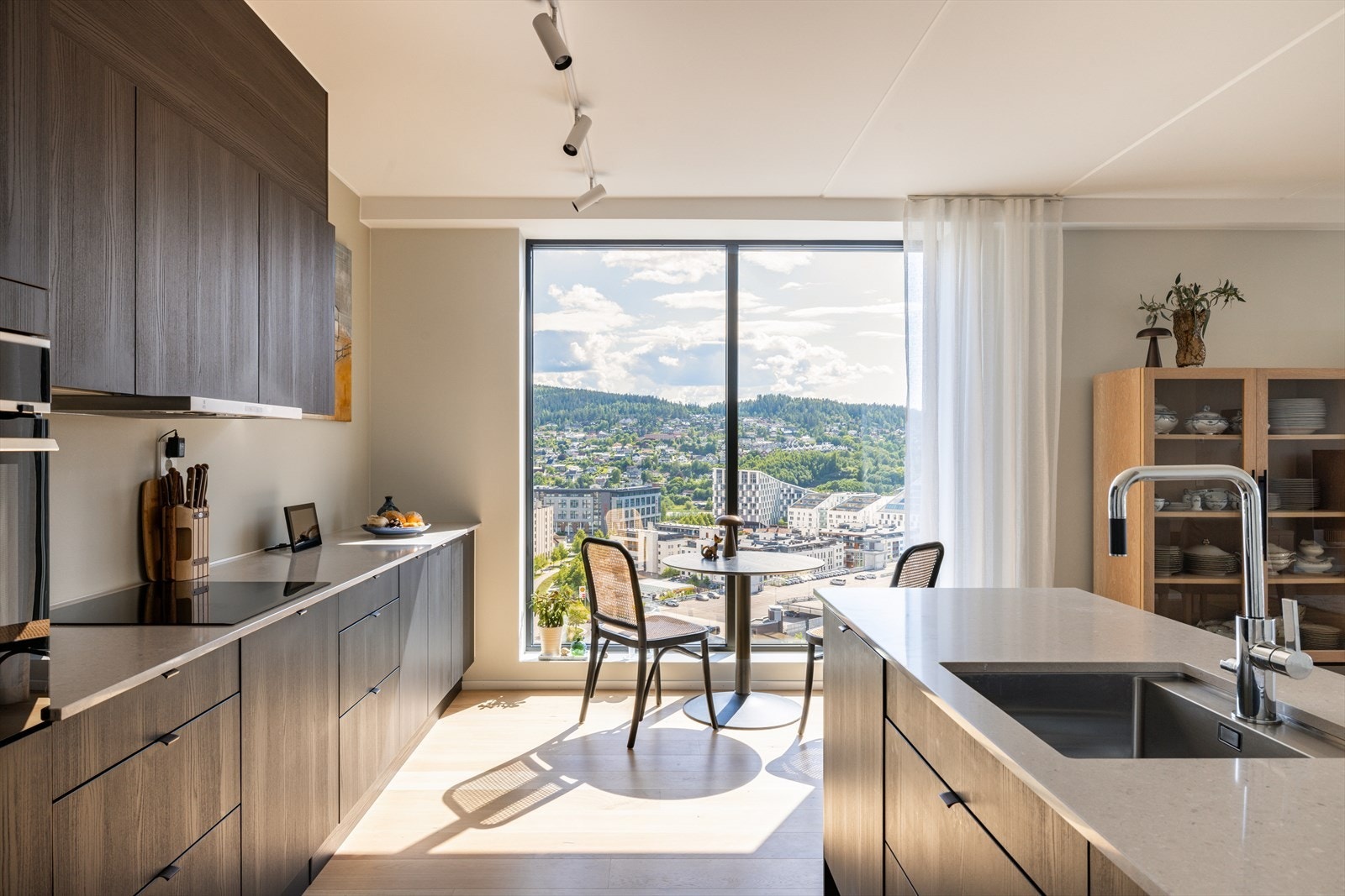 En kjøkkenøy gir rommet en åpen og sosial følelse. Utsikten kan du nyte under matlagingen også! Galleribilde