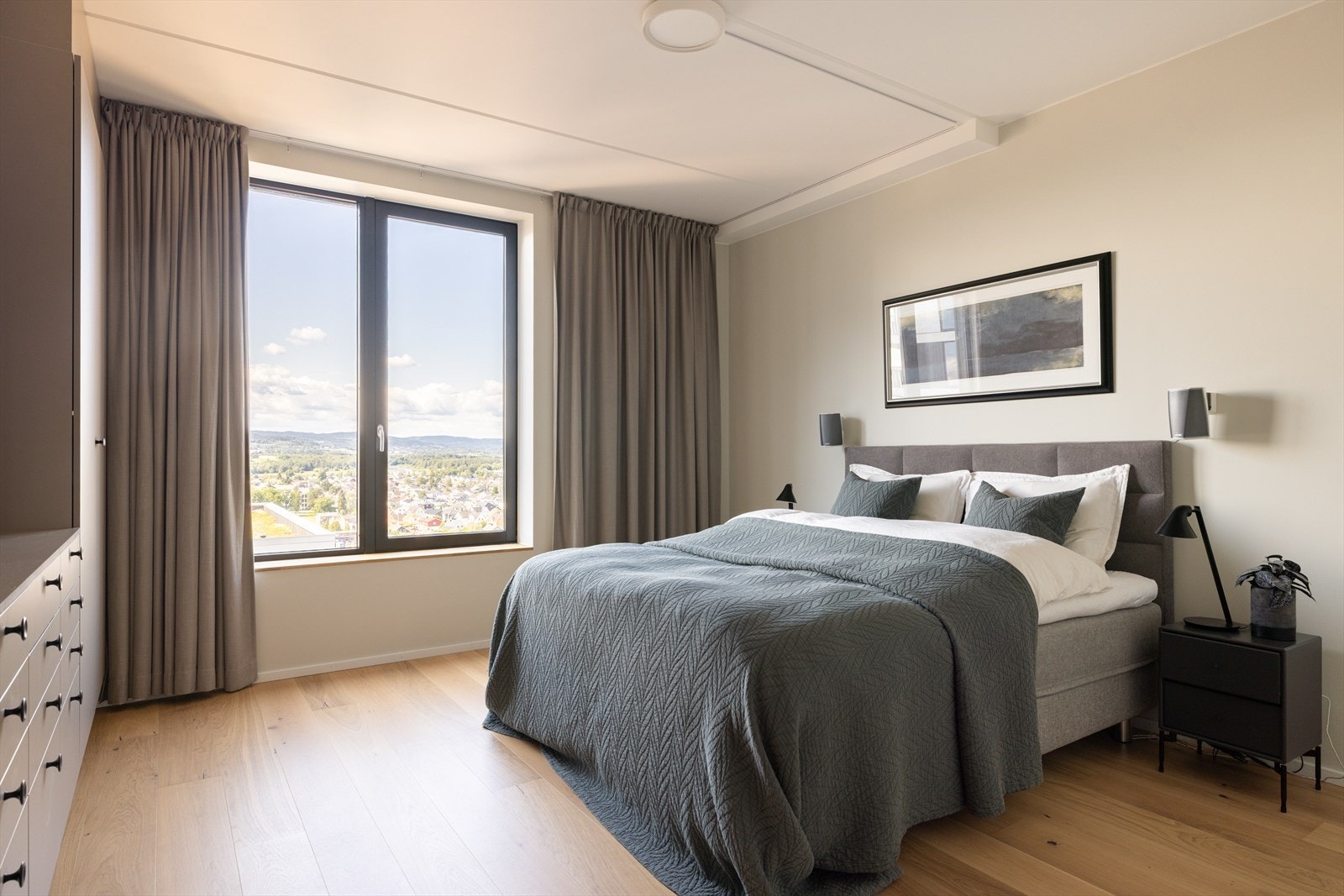 Her har man god plass til dobbeltseng med tilhørende nattbord på hver side. Galleribilde