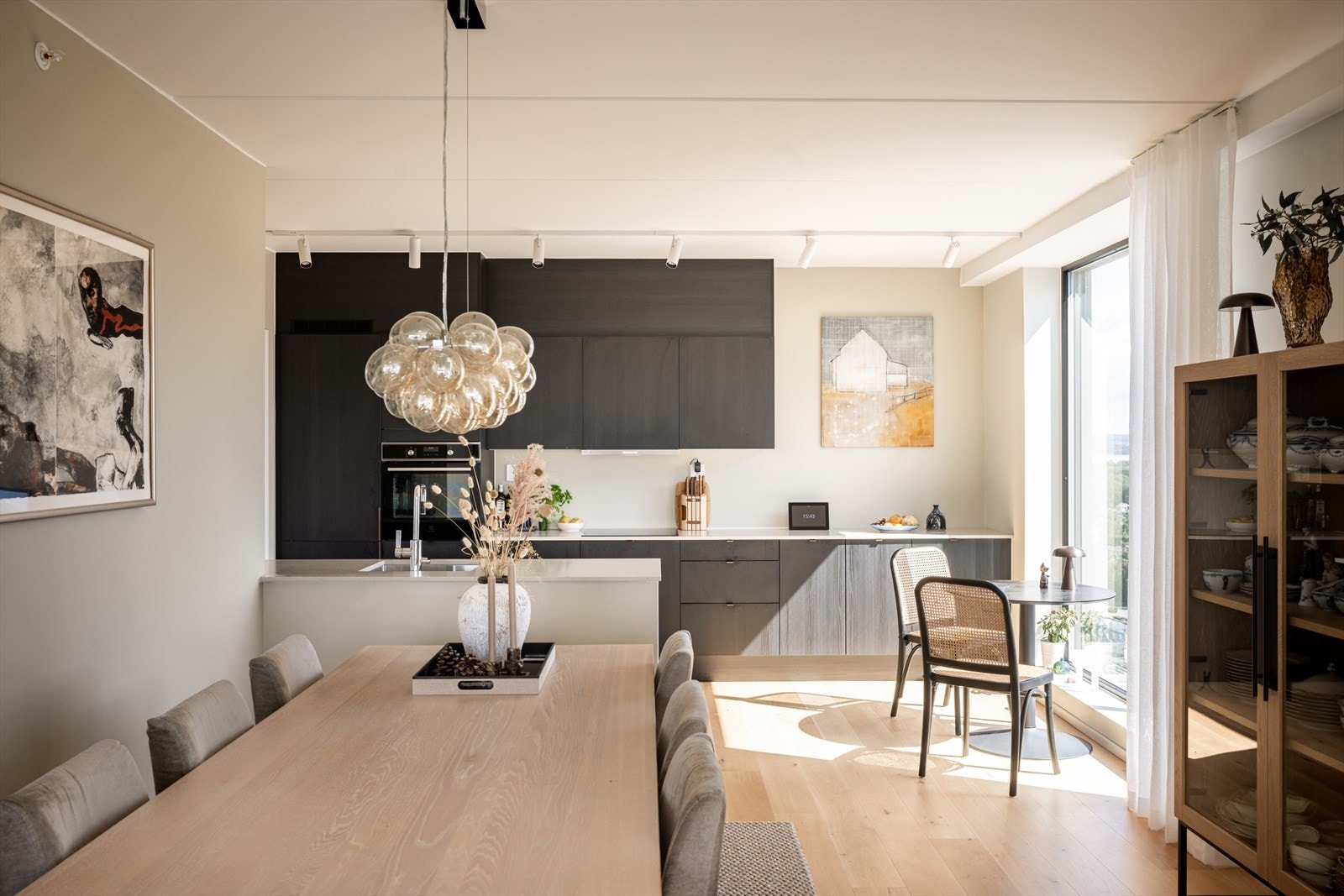 Et stilrent, mørkt HTH-kjøkken med integrerte hvitevarer og rene linjer. Her kombineres eksklusiv design med full funksjonalitet. Galleribilde