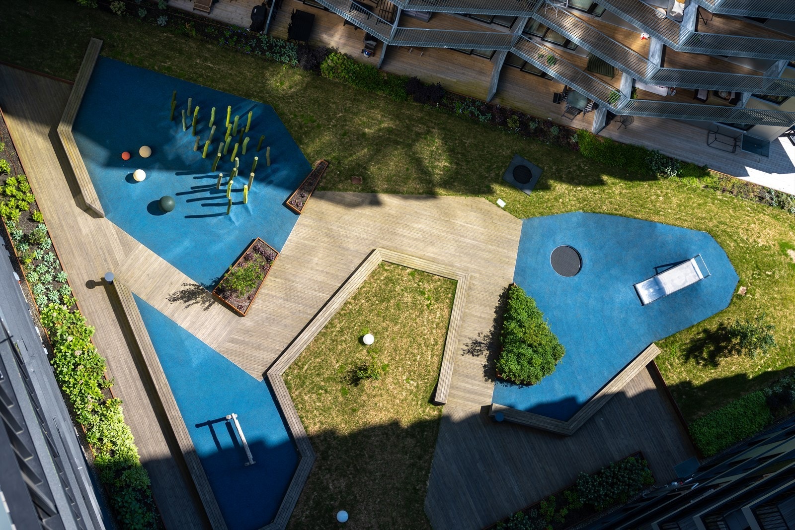 Det er etablert lekeplasser og pent opparbeidet fellesarealer. Galleribilde