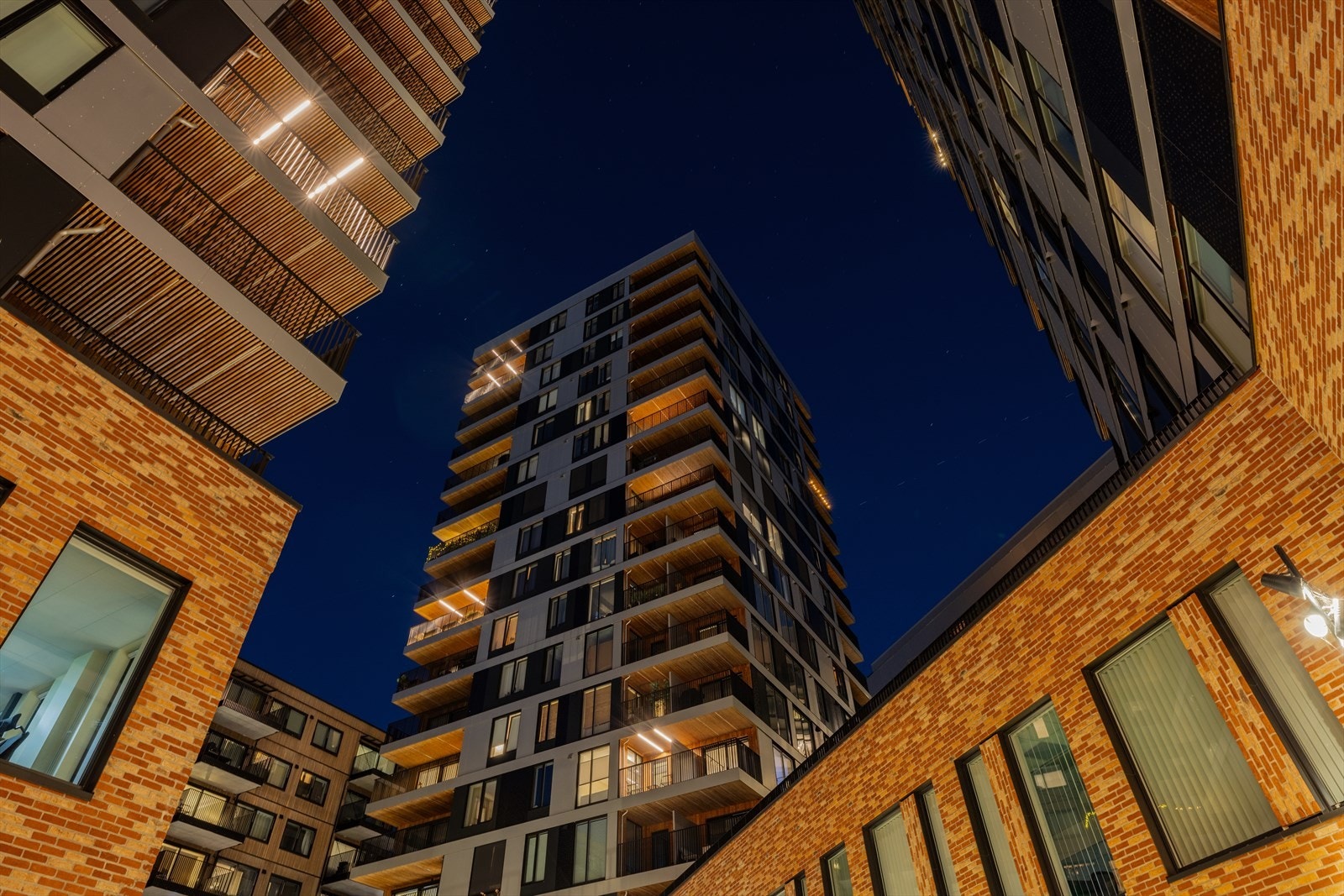 Bygget kvalifiserer for BREAM sertifisering og har egen vaktmester som daglig sjekker fellesområdene. Galleribilde