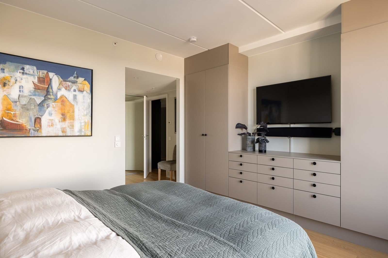 Medfølgende garderobeskap med god plass til oppbevaring av klær og andre personlige eiendeler. Galleribilde