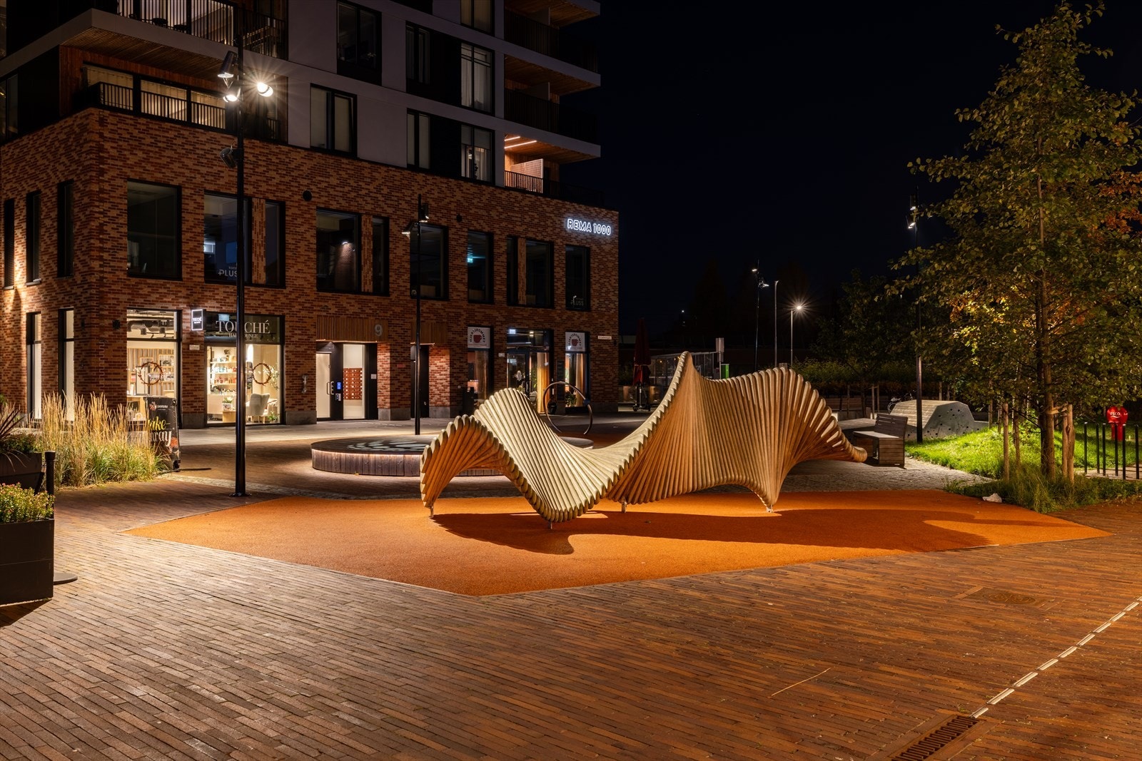 Gartner har ansvar for blomsterbed, gress og beplantning på gateplan og i takhagen. Galleribilde