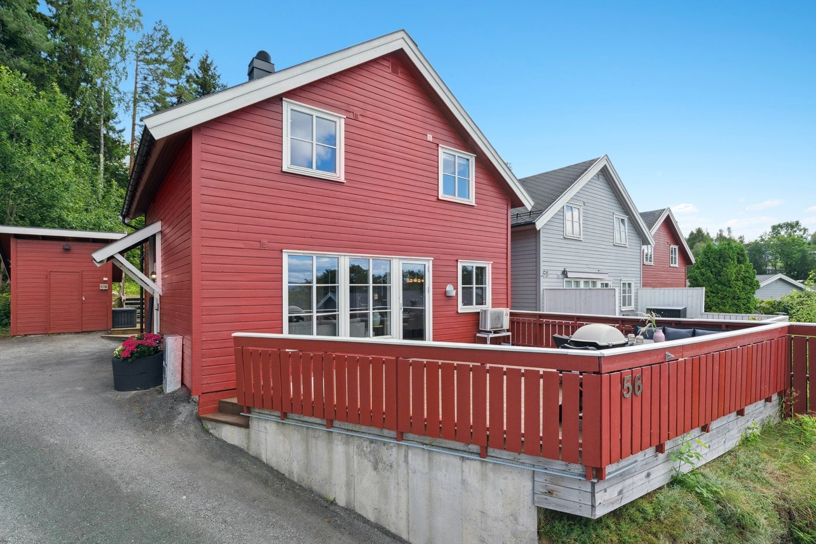 Terrassen inviterer til lange sommerkvelder på gode og varme sommerdager med plass til hele familien. Galleribilde