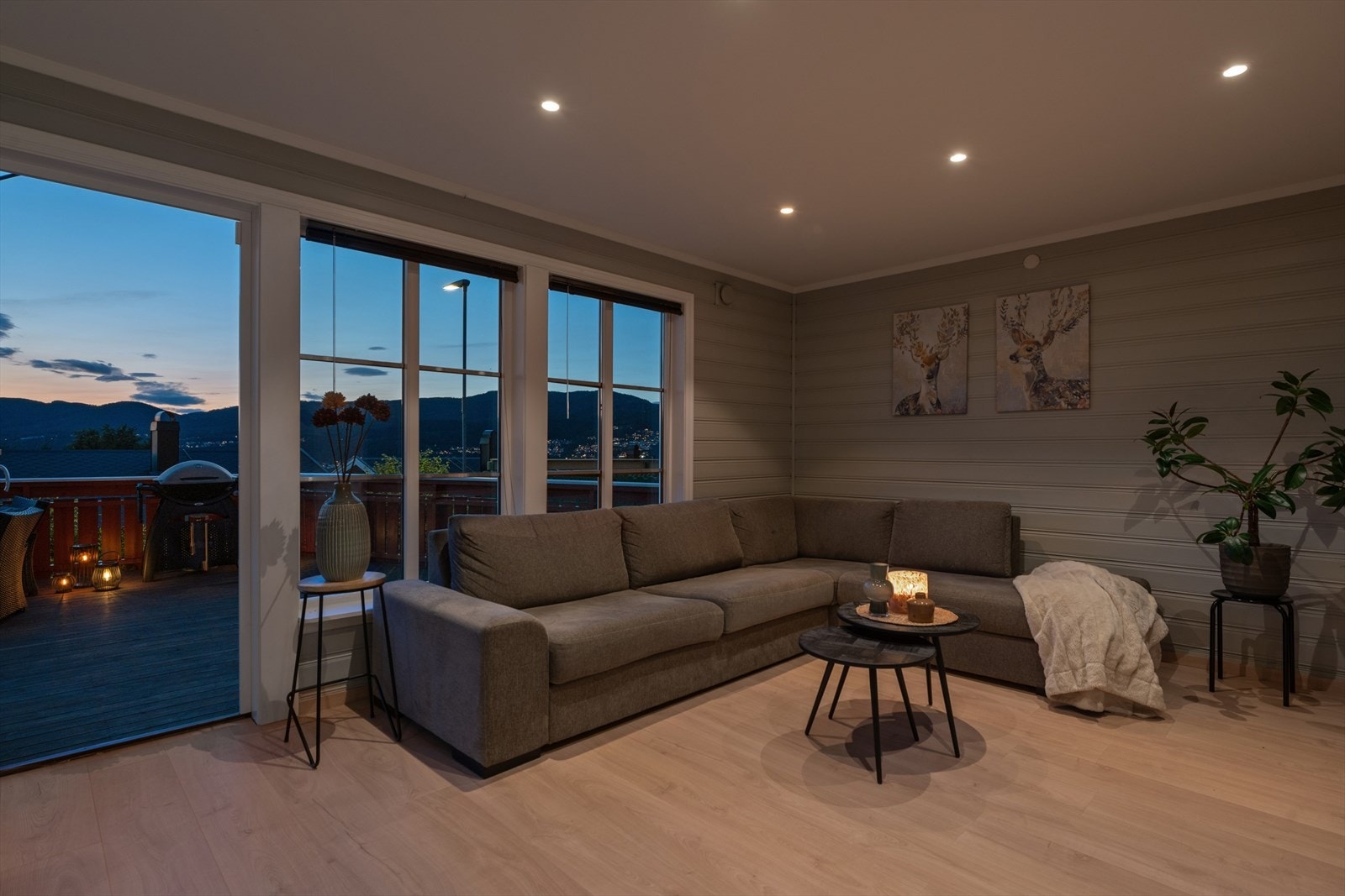 Kveldens ro senker seg i stuen. Galleribilde