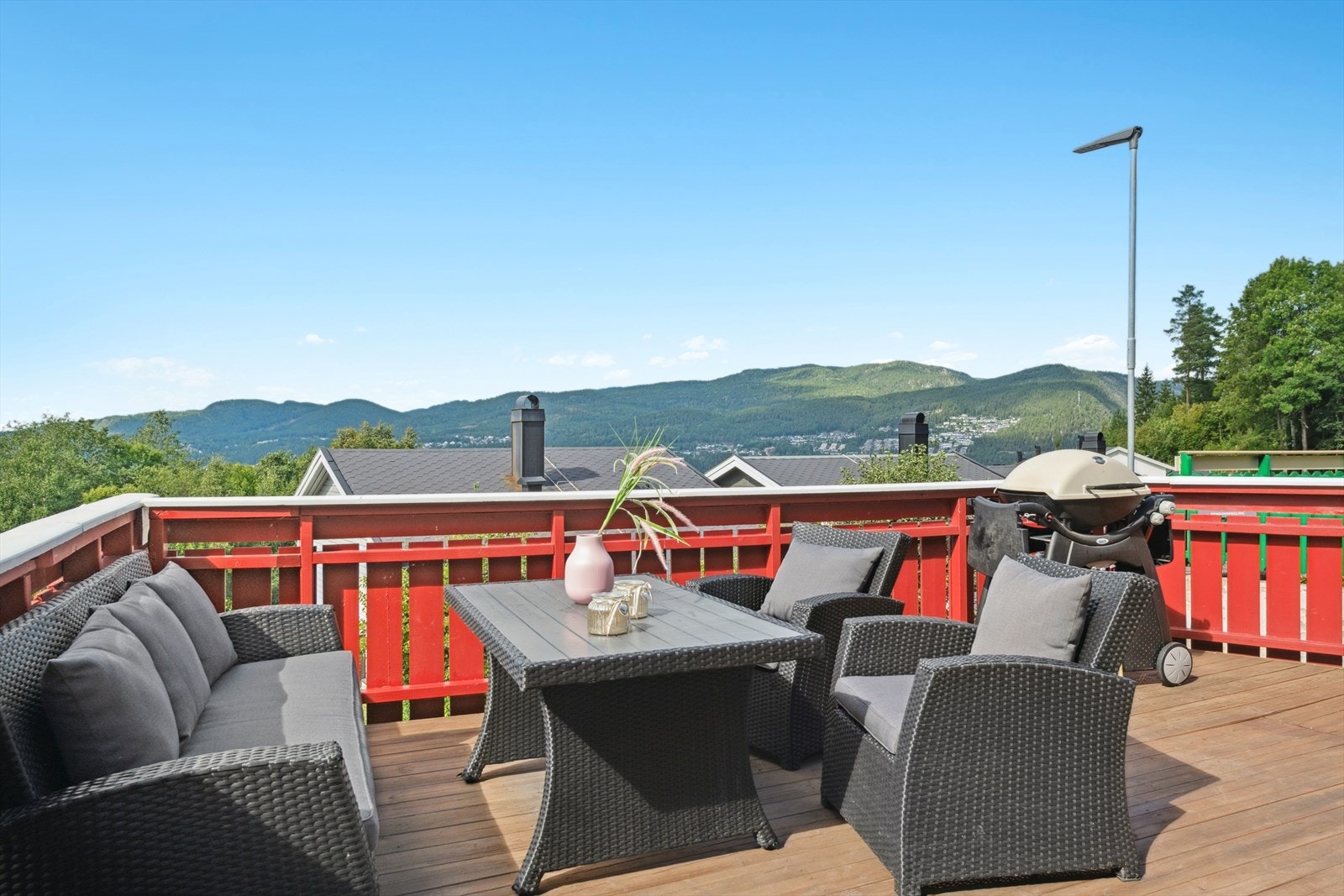 God plass til sittegruppe på terrassen omgitt av frisk luft og grønne omgivelse. Galleribilde