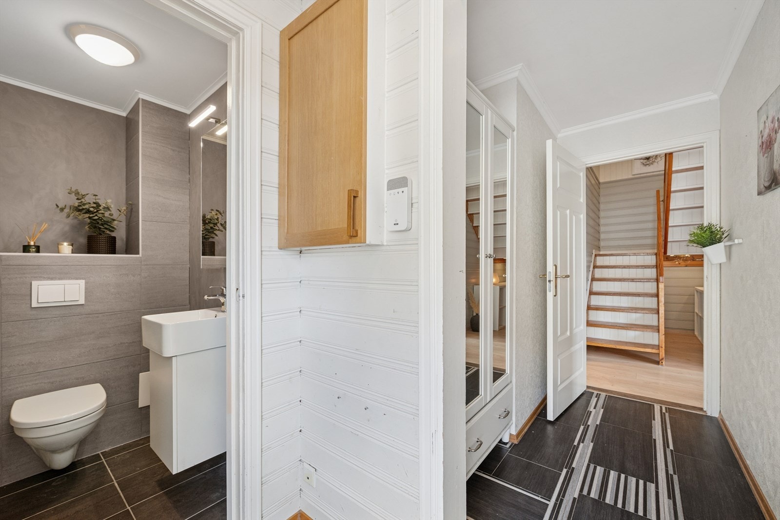 Entrè med speil garderobeskap med god plass til å henge fra seg yttertøy og sette fra seg sko. Galleribilde