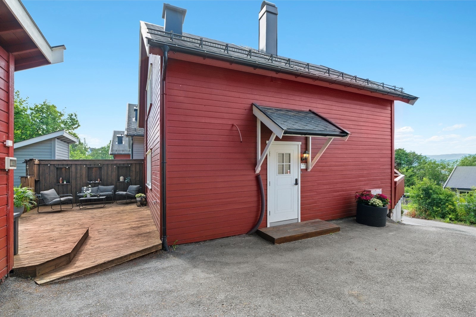 Pent og velholdt inngangsparti som gir et godt førsteinntrykk av boligen som kan bli ditt nye hjem. Galleribilde