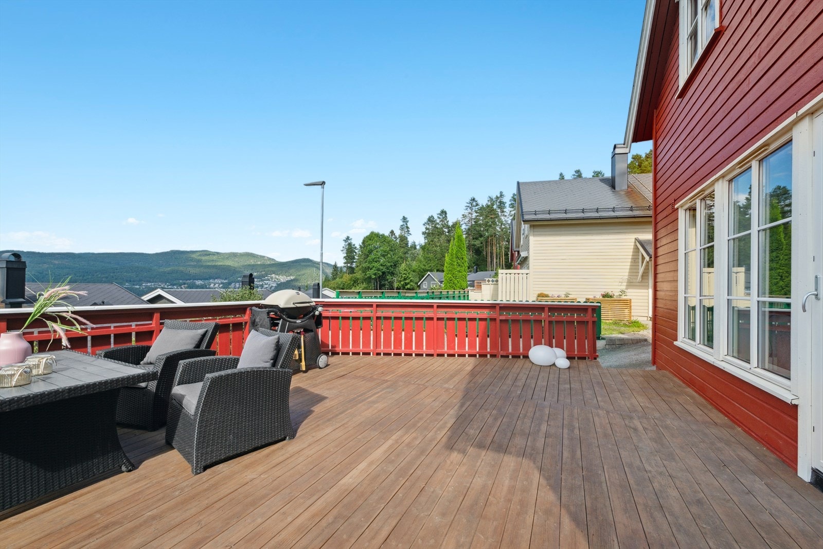 Romslig og solrik terrasse til stor glede på gode og varme sommerdager. Galleribilde