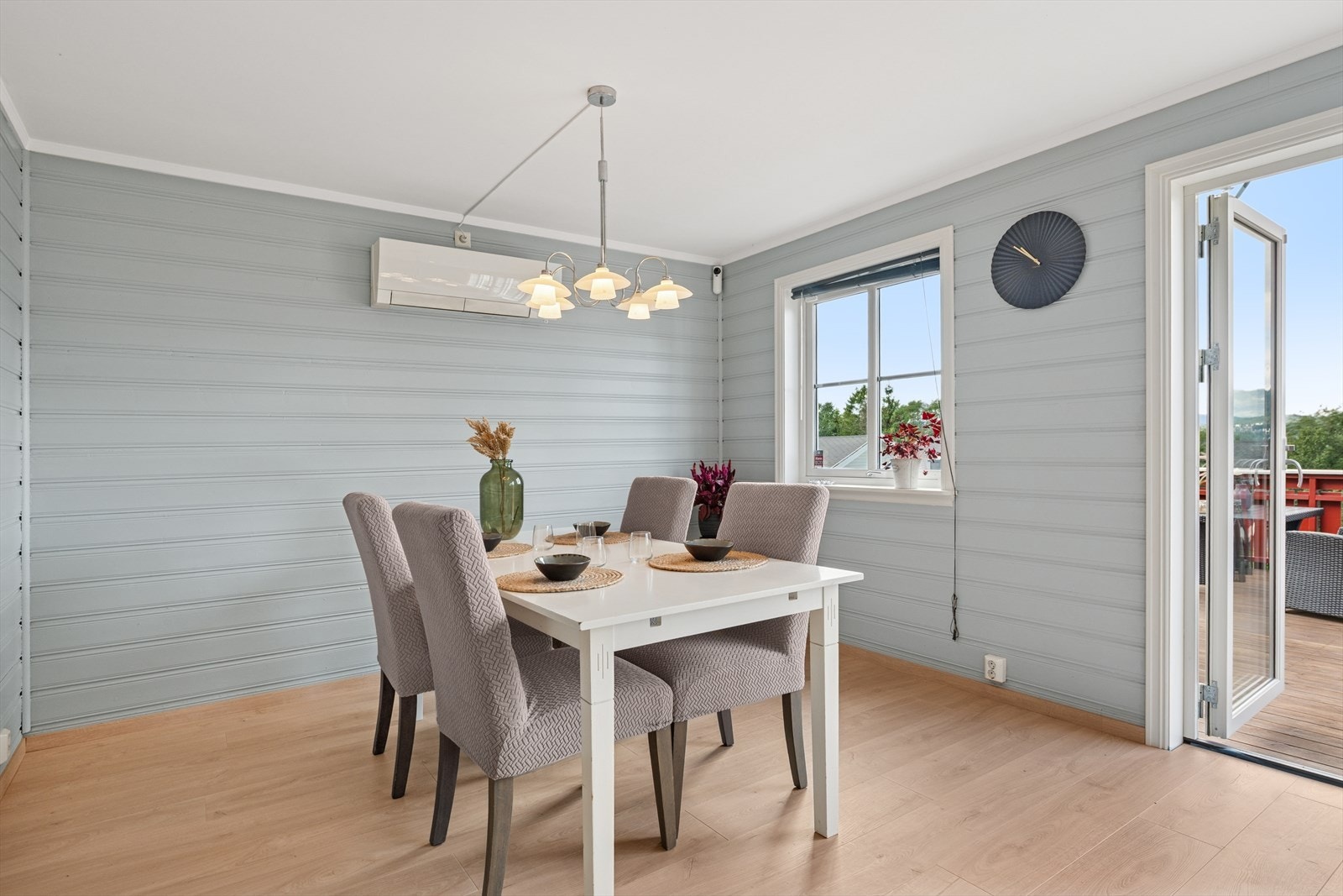 Koselig spiseplass i stuen, et naturlig samlingspunkt for gode måltider med familien. Galleribilde