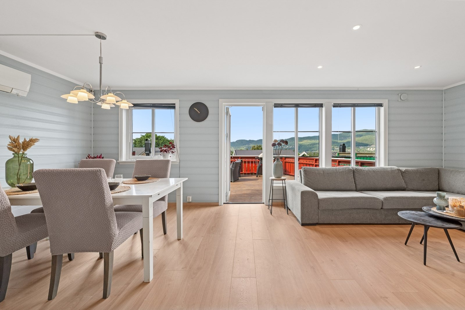 Lys og romslig stue med god plass til både sofagruppe og spisebord, perfekt for hverdag og selskap. Galleribilde