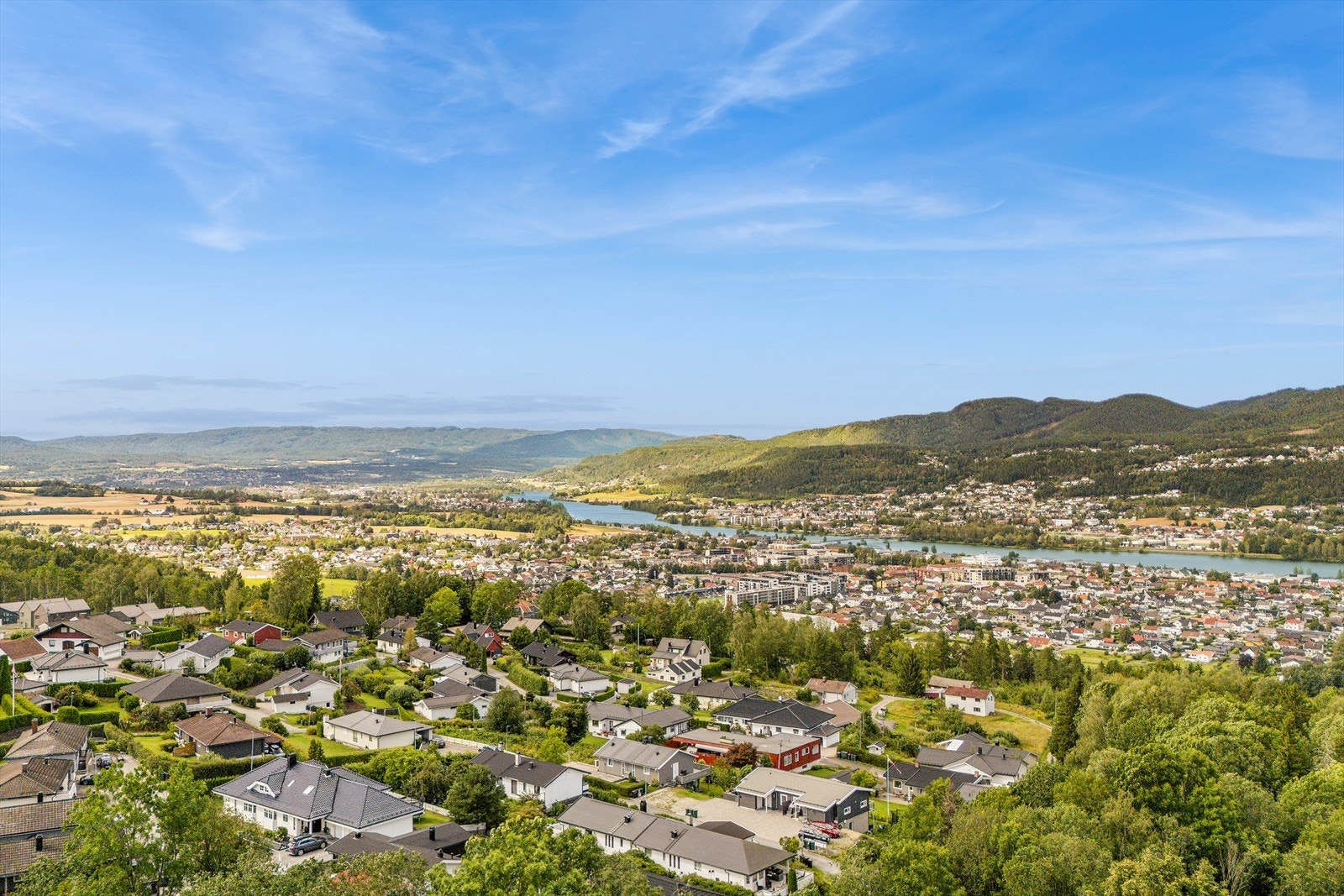 Kort gangavstand til barnehage og barneskole med fotballbane. Galleribilde