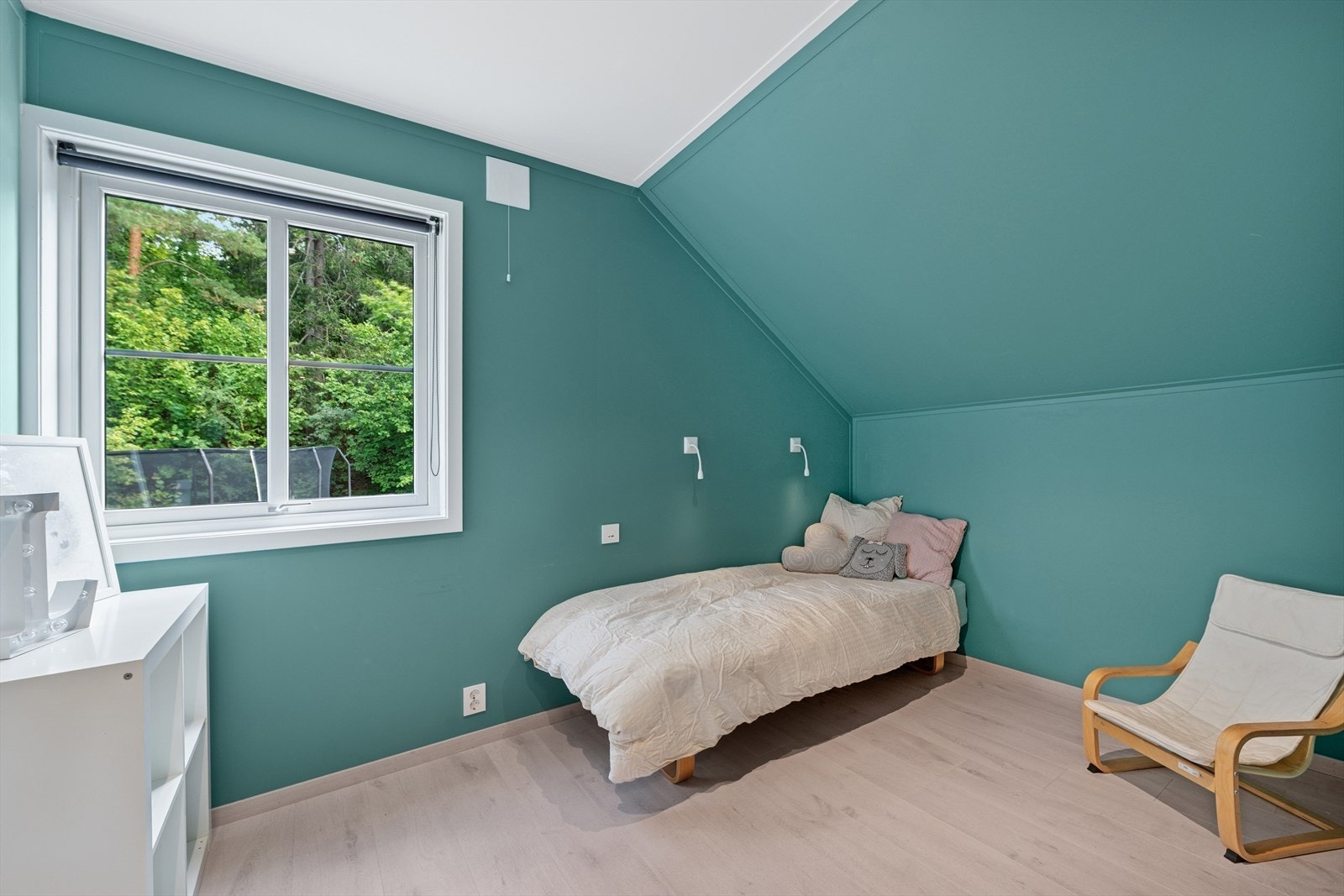 Skråtaket gir karakter, og den tidsriktige fargen skaper en varm og innbydende atmosfære. Galleribilde