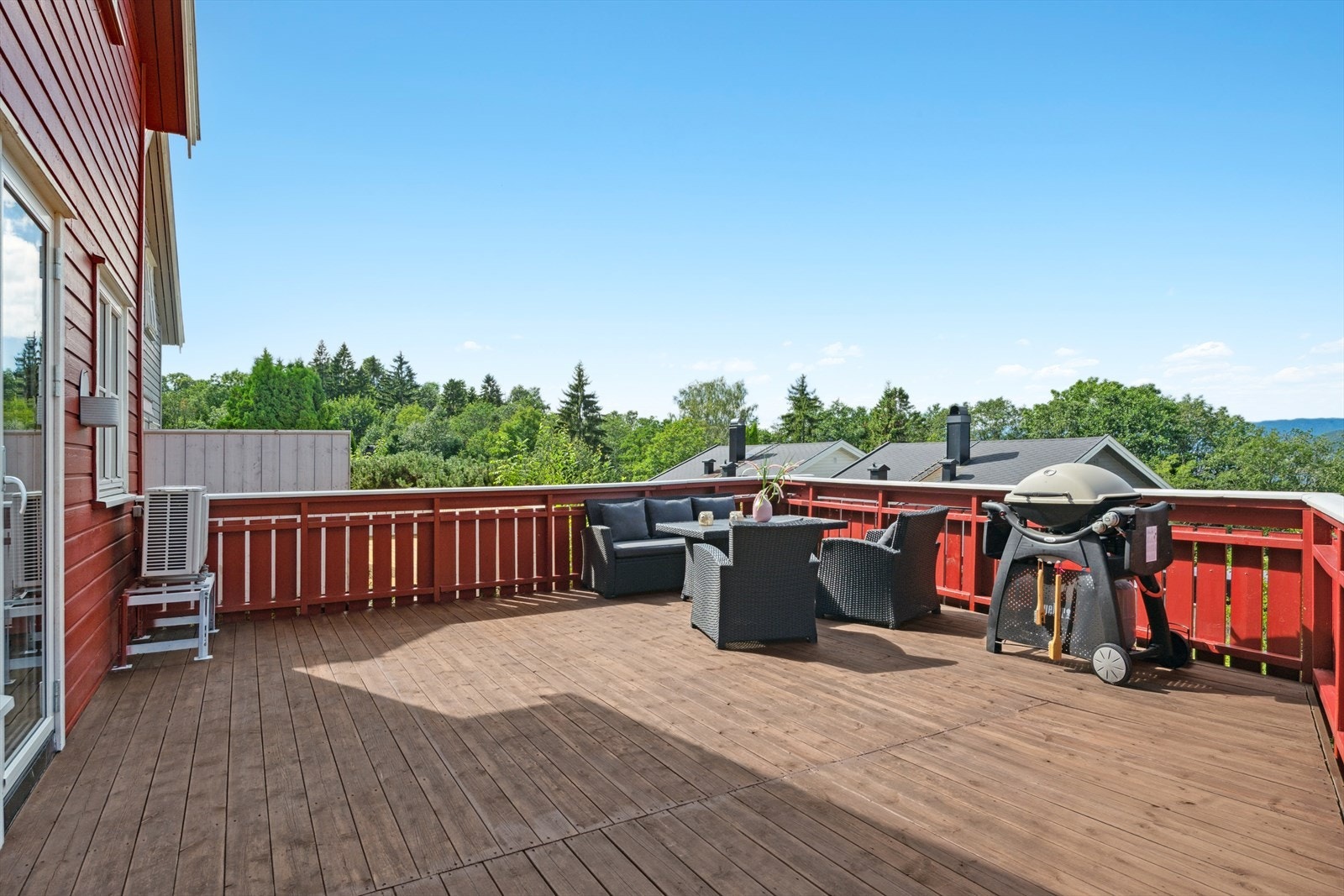 Romslig terrasse med mange muligheter, her kan du skape din egen oase med møblering etter smak og behov. Galleribilde