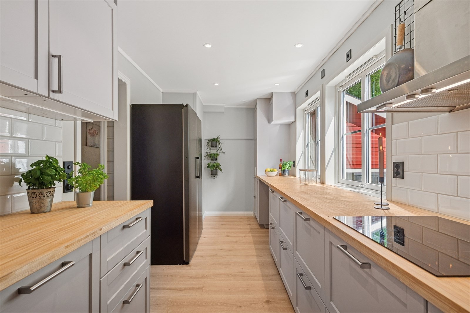 Godt med skap- og benkeplass. Galleribilde