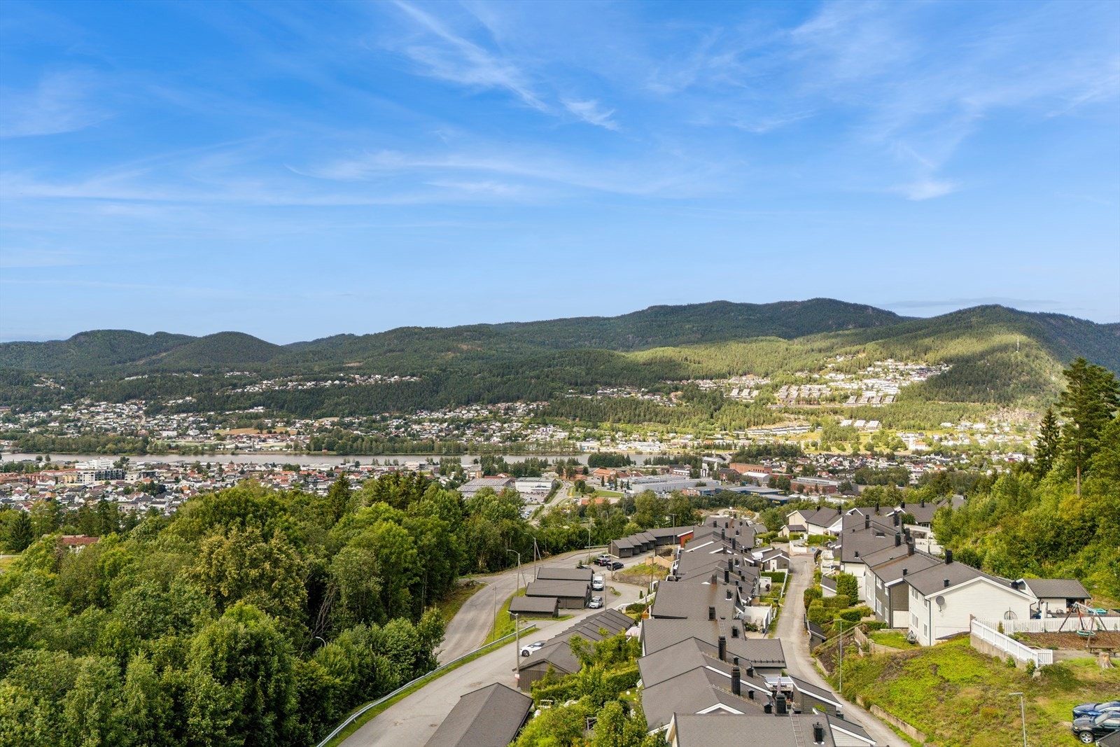 Eiendom i et område som oppleves som veldig trygt, med et godt naboskap og vennskap blant beboerne. Galleribilde