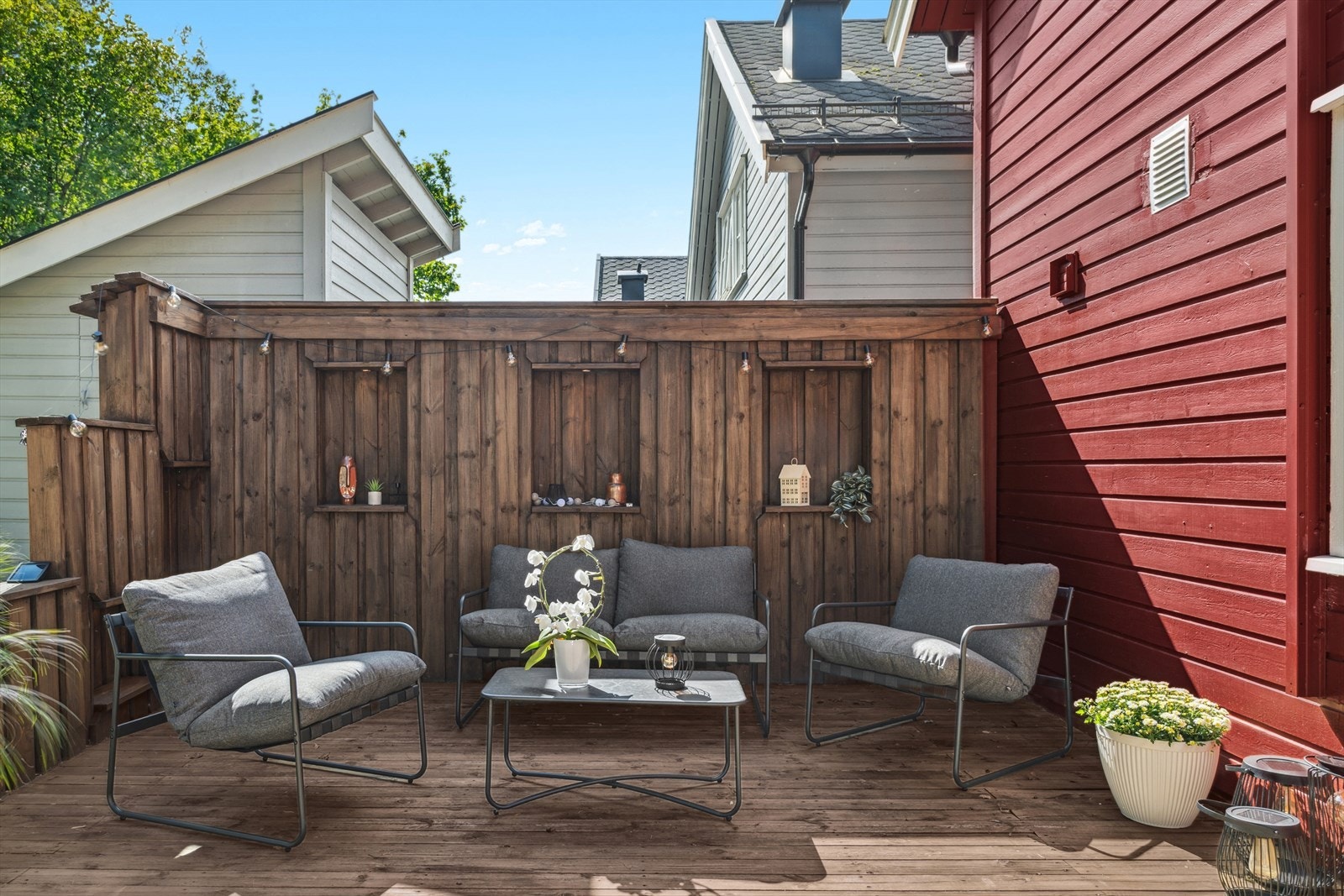 Koselig sittekrok ved inngangspartiet hvor du kan nyte morgenkaffe, gode samtaler og rolige stunder i frisk luft. Galleribilde