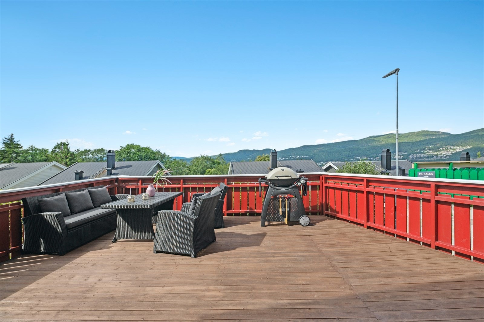 Solrik terrasse, nyt den fine utsikt mot det koselige nabolaget og naturen. Galleribilde