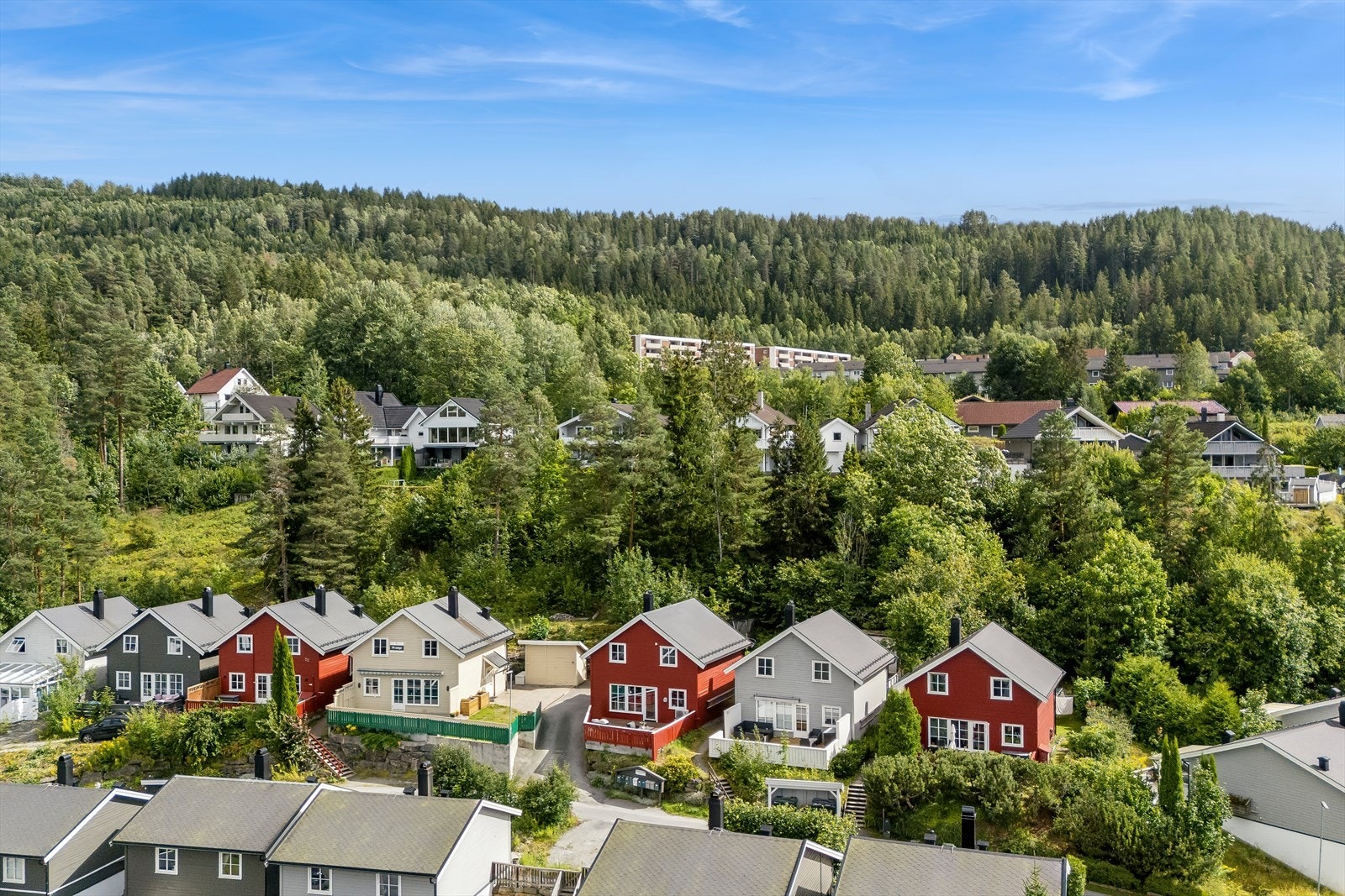 Kort vei til marka med gode turmuligheter, skiløyper på vinteren og flotte bademuligheter ved Hagatjern om sommeren. Galleribilde