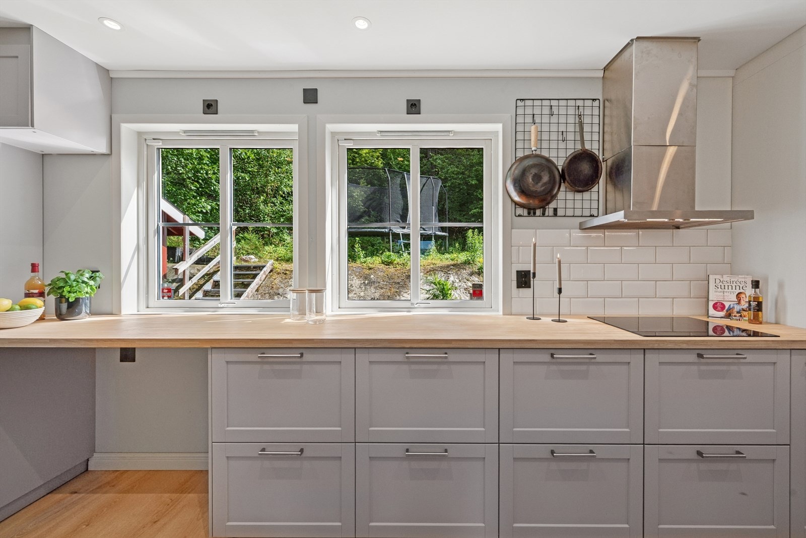 Lys og pen kjøkkeninnredning med profilerte fronter. Innredningen er av merke Ikea og er montert inn i 2021. Galleribilde